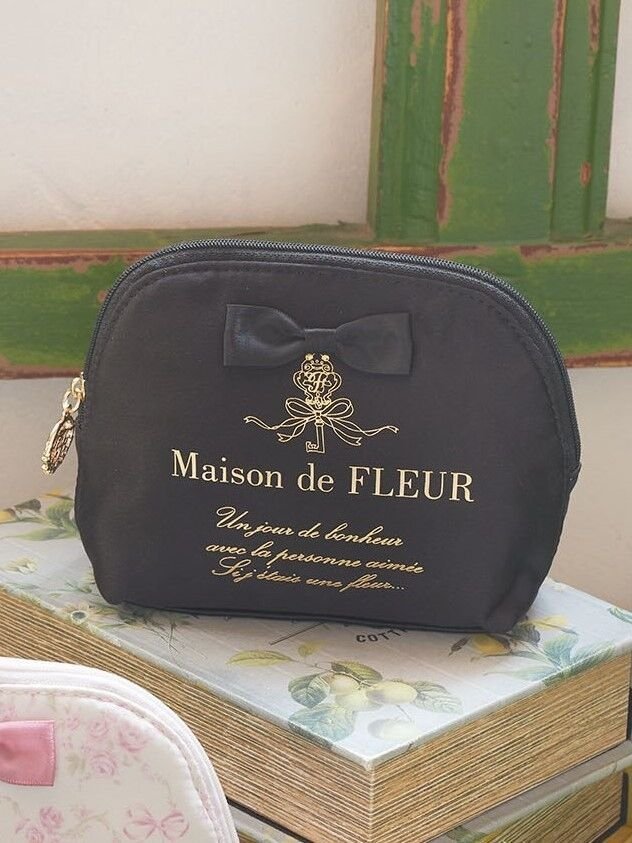 メゾンドフルール ポーチ レディース Maison de FLEUR リボンサテンラウンドポーチ メゾン ド フルール バッグ その他のバッグ ブラック パープル レッド