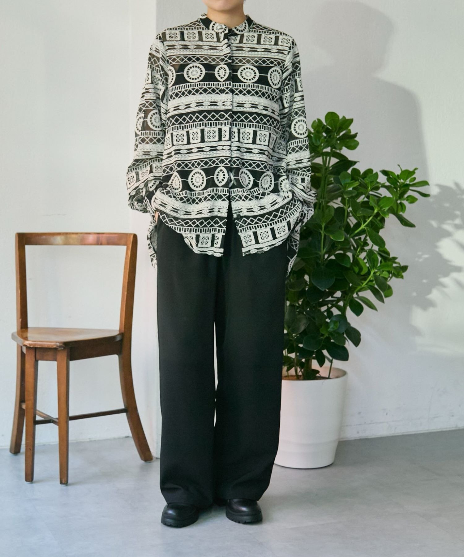 シアー刺繍ブラウス【SUM1 STYLE】 イア パピヨネ トップス シャツ・ブラウス ホワイト ブラック