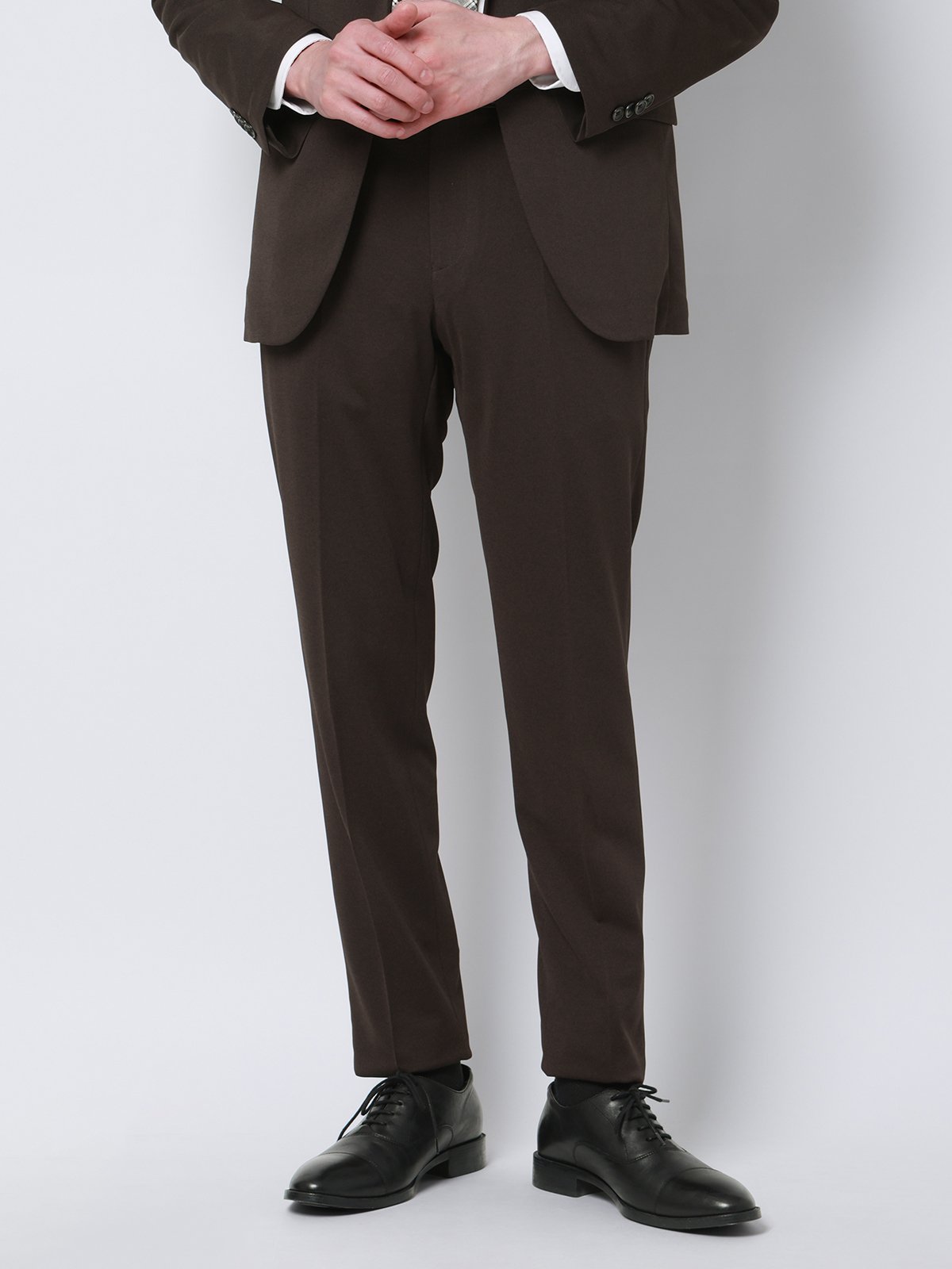 SUIT SQUARE（スーツ スクエア）SMACTIVE COOL テーパードパンツ ウォッシャブル ジャージー「あなたを動かす、内なるスイッチ」スマートに魅せながら、アクティブに動けるビジネスウエアのセットアップシリーズ2000人以上の3Dボディスキャンデータをもとに設計した“スマみえシルエット”に、アクティブ要素を加えアップデートした「SMACTIVE（スマクティブ）」登場。毎年人気の素材を、今シーズンは新色でラインナップした鹿の子ジャージーパンツ。夏場もベタつきにくいサラッとしたドライタッチな肌触りと、高い通気性で衣服内の蒸れを解消。汗ばむ時期も常にドライで品格ある佇まいをキープします。すっきりとしたテーパードシルエットでありながら、ウエストサイドゴム仕様で、座ったときの腰回りもノンストレス◎　※高通気性を備えた透け感のある生地ですが、股上部分に裏地を施し下着の透けを防止しています。詳細は商品画像をご確認くださいませ。【モデル】SL02スリムフィットをベースに、ナチュラルな緩さを加味したテーパードパンツ。ウエストサイドのシャーリングによる動きやすさも兼ね備え、スマートシルエットを実現しています。【生地】高機能な国産の鹿の子ジャージー素材に、東レが開発した清涼素材"BreezeCool"を採用。高通気、接触冷感、吸水速乾、ウォッシャブルに加え、ジャージー特有のストレッチ性を兼ね備えています。仕立て映えする適度なハリコシがあり、猛暑を乗り切るための多機能を凝縮したファブリックです。【機能】ウォッシャブル／汚れてもご家庭で簡単にお洗濯が可能です。接触冷感／暑い時期も快適に過ごせる、接触冷感性のある素材を使用しています。BreezeCool（ブリーズクール）／高い通気性と吸水・速乾性を兼備した清涼素材。さらりとした快適な着心地をキープします。【ショップインブランド】　COMMUTECH（コミューテック）多様性や利便性（機能・ファッション性）、テレワークなど様々な切り口へフォーカスしたオフィススタイルコンテンツです。ビジネス　ビジネスカジュアル　オフィスカジュアル　スラックス＊セット着用可（ジャケットは別売りとなります。）ジャケット：59461303J【仕様】ノータック／テーパード／ウエスト：サイドゴム／膝まで裏地【モデル】SL02※モデルにより仕上がりサイズが異なります。下記のサイズ詳細を必ずご確認下さい。【洗濯表示】ドライクリーニング・家庭洗濯可《洗濯機可（ネット使用・弱水流）》モデル：178cmB85cmW70cmH88cm　着用サイズ：M〔15、16枚目〕モデル：181cmB90cmW72cmH90cm　着用サイズ：M型番：59561303P-JA-61-SS RR3511【採寸】【SS】ウエストヌードサイズ73.0cmウエスト仕上がりサイズ76.0cm　ヒップ94.0cm　股上22.0cm　股下92.0cm　ワタリ幅30.6cm　ヒザ幅21.0cm　裾幅17.0cm【S】ウエストヌードサイズ76.0cmウエスト仕上がりサイズ79.0cm　ヒップ97.0cm　股上22.5cm　股下92.0cm　ワタリ幅31.5cm　ヒザ幅21.5cm　裾幅17.5cm【M】ウエストヌードサイズ79.0cmウエスト仕上がりサイズ82.0cm　ヒップ100.0cm　股上23.0cm　股下92.0cm　ワタリ幅32.4cm　ヒザ幅22.0cm　裾幅18.0cm【L】ウエストヌードサイズ82.0cmウエスト仕上がりサイズ85.0cm　ヒップ103.0cm　股上23.5cm　股下92.0cm　ワタリ幅33.3cm　ヒザ幅22.5cm　裾幅18.5cm【LL】ウエストヌードサイズ85.0cmウエスト仕上がりサイズ88.0cm　ヒップ106.0cm　股上24.0cm　股下92.0cm　ワタリ幅34.2cm　ヒザ幅23.0cm　裾幅19.0cm【3L】ウエストヌードサイズ88.0cmウエスト仕上がりサイズ91.0cm　ヒップ109.0cm　股上24.5cm　股下92.0cm　ワタリ幅35.1cm　ヒザ幅23.5cm　裾幅19.5cm【4L】ウエストヌードサイズ91.0cmウエスト仕上がりサイズ94.0cm　ヒップ112.0cm　股上25.0cm　股下92.0cm　ワタリ幅36.0cm　ヒザ幅24.0cm　裾幅20.0cm【5L】ウエストヌードサイズ94.0cmウエスト仕上がりサイズ97.0cm　ヒップ115.0cm　股上25.5cm　股下92.0cm　ワタリ幅36.9cm　ヒザ幅24.5cm　裾幅20.5cm※商品の仕上がりサイズ（出来上がり寸法）は上記のサイズ表をご覧下さい。※お届けする商品の下げ札・タグに記載の数値は目安としてのヌードサイズ（体の寸法）のため上記表示と異なる場合がありますが、誤表記ではございません。※同サイズまたは同一商品でも、生産の過程で1.0cmー2.0cm程度の個体差や着用感の違いが生じる場合がございます。※カラー名は管理用の表記となります。実際の商品の色味は商品画像をご確認ください。※商品画像はできる限り実際の色に近づけて掲載しておりますが、パソコン環境により色味に誤差が生じる場合がございます。予めご了承下さいませ。商品のサイズについて【商品詳細】インドネシア共和国素材：ポリエステル100％　裏地：ポリエステル100％サイズ：SS、S、M、L、LL、3L、4L、5L※画面上と実物では多少色具合が異なって見える場合もございます。ご了承ください。商品のカラーについてSUIT SQUARE（スーツ スクエア）SMACTIVE COOL テーパードパンツ ウォッシャブル ジャージー「あなたを動かす、内なるスイッチ」スマートに魅せながら、アクティブに動けるビジネスウエアのセットアップシリーズ2000人以上の3Dボディスキャンデータをもとに設計した“スマみえシルエット”に、アクティブ要素を加えアップデートした「SMACTIVE（スマクティブ）」登場。毎年人気の素材を、今シーズンは新色でラインナップした鹿の子ジャージーパンツ。夏場もベタつきにくいサラッとしたドライタッチな肌触りと、高い通気性で衣服内の蒸れを解消。汗ばむ時期も常にドライで品格ある佇まいをキープします。すっきりとしたテーパードシルエットでありながら、ウエストサイドゴム仕様で、座ったときの腰回りもノンストレス◎　※高通気性を備えた透け感のある生地ですが、股上部分に裏地を施し下着の透けを防止しています。詳細は商品画像をご確認くださいませ。【モデル】SL02スリムフィットをベースに、ナチュラルな緩さを加味したテーパードパンツ。ウエストサイドのシャーリングによる動きやすさも兼ね備え、スマートシルエットを実現しています。【生地】高機能な国産の鹿の子ジャージー素材に、東レが開発した清涼素材"BreezeCool"を採用。高通気、接触冷感、吸水速乾、ウォッシャブルに加え、ジャージー特有のストレッチ性を兼ね備えています。仕立て映えする適度なハリコシがあり、猛暑を乗り切るための多機能を凝縮したファブリックです。【機能】ウォッシャブル／汚れてもご家庭で簡単にお洗濯が可能です。接触冷感／暑い時期も快適に過ごせる、接触冷感性のある素材を使用しています。BreezeCool（ブリーズクール）／高い通気性と吸水・速乾性を兼備した清涼素材。さらりとした快適な着心地をキープします。【ショップインブランド】　COMMUTECH（コミューテック）多様性や利便性（機能・ファッション性）、テレワークなど様々な切り口へフォーカスしたオフィススタイルコンテンツです。ビジネス　ビジネスカジュアル　オフィスカジュアル　スラックス＊セット着用可（ジャケットは別売りとなります。）ジャケット：59461303J【仕様】ノータック／テーパード／ウエスト：サイドゴム／膝まで裏地【モデル】SL02※モデルにより仕上がりサイズが異なります。下記のサイズ詳細を必ずご確認下さい。【洗濯表示】ドライクリーニング・家庭洗濯可《洗濯機可（ネット使用・弱水流）》モデル：178cmB85cmW70cmH88cm　着用サイズ：M〔15、16枚目〕モデル：181cmB90cmW72cmH90cm　着用サイズ：M型番：59561303P-JA-61-SS RR3511【採寸】【SS】ウエストヌードサイズ73.0cmウエスト仕上がりサイズ76.0cm　ヒップ94.0cm　股上22.0cm　股下92.0cm　ワタリ幅30.6cm　ヒザ幅21.0cm　裾幅17.0cm【S】ウエストヌードサイズ76.0cmウエスト仕上がりサイズ79.0cm　ヒップ97.0cm　股上22.5cm　股下92.0cm　ワタリ幅31.5cm　ヒザ幅21.5cm　裾幅17.5cm【M】ウエストヌードサイズ79.0cmウエスト仕上がりサイズ82.0cm　ヒップ100.0cm　股上23.0cm　股下92.0cm　ワタリ幅32.4cm　ヒザ幅22.0cm　裾幅18.0cm【L】ウエストヌードサイズ82.0cmウエスト仕上がりサイズ85.0cm　ヒップ103.0cm　股上23.5cm　股下92.0cm　ワタリ幅33.3cm　ヒザ幅22.5cm　裾幅18.5cm【LL】ウエストヌードサイズ85.0cmウエスト仕上がりサイズ88.0cm　ヒップ106.0cm　股上24.0cm　股下92.0cm　ワタリ幅34.2cm　ヒザ幅23.0cm　裾幅19.0cm【3L】ウエストヌードサイズ88.0cmウエスト仕上がりサイズ91.0cm　ヒップ109.0cm　股上24.5cm　股下92.0cm　ワタリ幅35.1cm　ヒザ幅23.5cm　裾幅19.5cm【4L】ウエストヌードサイズ91.0cmウエスト仕上がりサイズ94.0cm　ヒップ112.0cm　股上25.0cm　股下92.0cm　ワタリ幅36.0cm　ヒザ幅24.0cm　裾幅20.0cm【5L】ウエストヌードサイズ94.0cmウエスト仕上がりサイズ97.0cm　ヒップ115.0cm　股上25.5cm　股下92.0cm　ワタリ幅36.9cm　ヒザ幅24.5cm　裾幅20.5cm※商品の仕上がりサイズ（出来上がり寸法）は上記のサイズ表をご覧下さい。※お届けする商品の下げ札・タグに記載の数値は目安としてのヌードサイズ（体の寸法）のため上記表示と異なる場合がありますが、誤表記ではございません。※同サイズまたは同一商品でも、生産の過程で1.0cmー2.0cm程度の個体差や着用感の違いが生じる場合がございます。※カラー名は管理用の表記となります。実際の商品の色味は商品画像をご確認ください。※商品画像はできる限り実際の色に近づけて掲載しておりますが、パソコン環境により色味に誤差が生じる場合がございます。予めご了承下さいませ。商品のサイズについて【商品詳細】インドネシア共和国素材：ポリエステル100％　裏地：ポリエステル100％サイズ：SS、S、M、L、LL、3L、4L、5L※画面上と実物では多少色具合が異なって見える場合もございます。ご了承ください。商品のカラーについて