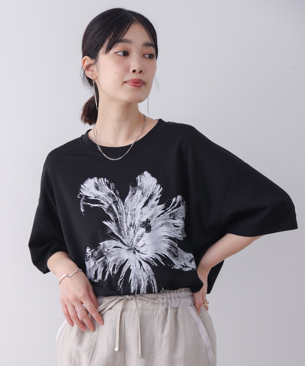 モノトーンフラワーTシャツ バブ / ブージュルード トップス カットソー・Tシャツ ホワイト パープル ブラック
