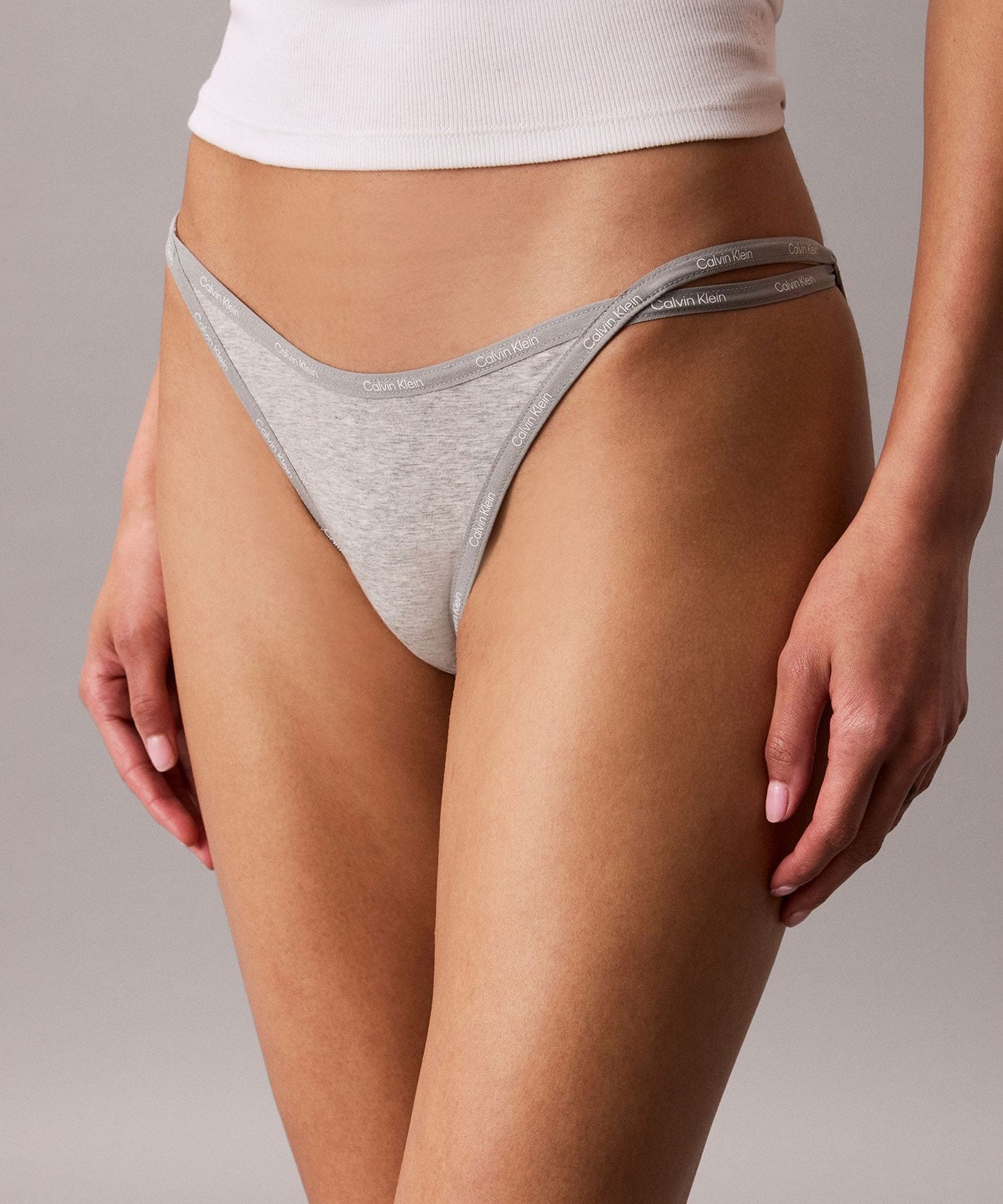 Calvin Klein（カルバン・クライン）Calvin Klein Underwear/(W)【公式ショップ】 カルバンクライン ショーツ - Icon Cotton Modal L ビキニショーツ Calvin Klein Underwear QF9111ADショーツ - Icon Cotton Modal L ビキニショーツブランドロゴを施したテープでトリミングしたディテールが特徴的なビキニショーツ。ヒップ全体を覆う仕様です。コットンベースのやわらかな素材感で、穿き心地の良さに優れています。テープ部分をさりげなくボトムから見せる着こなしもお楽しみいただけます。型番：QF9111AD-P7A-XS SR4511【採寸】サイズヒップXS85cmS90cmM95cmL100cm商品のサイズについて【商品詳細】スリランカ素材：本体:コットン53%レーヨン35%ポリウレタン12%サイズ：XS、S、M、L洗濯機洗い可※画面上と実物では多少色具合が異なって見える場合もございます。ご了承ください。商品のカラーについてCalvin Klein（カルバン・クライン）Calvin Klein Underwear/(W)【公式ショップ】 カルバンクライン ショーツ - Icon Cotton Modal L ビキニショーツ Calvin Klein Underwear QF9111ADショーツ - Icon Cotton Modal L ビキニショーツブランドロゴを施したテープでトリミングしたディテールが特徴的なビキニショーツ。ヒップ全体を覆う仕様です。コットンベースのやわらかな素材感で、穿き心地の良さに優れています。テープ部分をさりげなくボトムから見せる着こなしもお楽しみいただけます。型番：QF9111AD-P7A-XS SR4511【採寸】サイズヒップXS85cmS90cmM95cmL100cm商品のサイズについて【商品詳細】スリランカ素材：本体:コットン53%レーヨン35%ポリウレタン12%サイズ：XS、S、M、L洗濯機洗い可※画面上と実物では多少色具合が異なって見える場合もございます。ご了承ください。商品のカラーについて