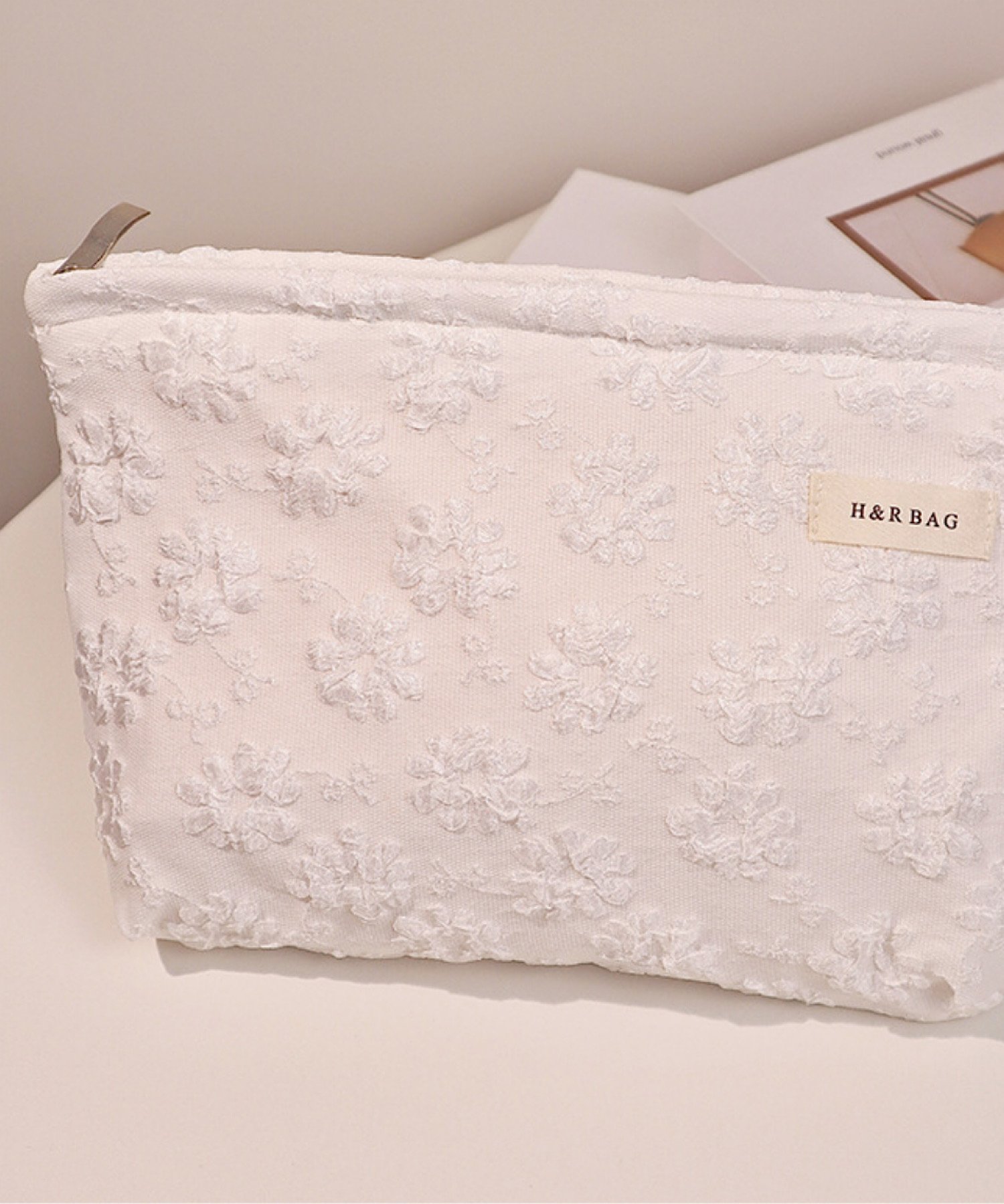 urbanfemine. urbanfemine./(W)フラワーエンボスポーチ ミニョントレフル ルームヨンマルサンセレクティッド 財布・ポーチ・ケース ポーチ ホワイト グレー グリーン