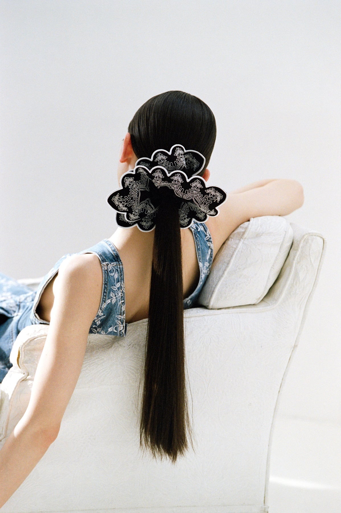 LACE EMBROIDERED SCRUNCHE フェティコ ヘアアクセサリー その他のヘアアクセサリー ホワイト ブラック