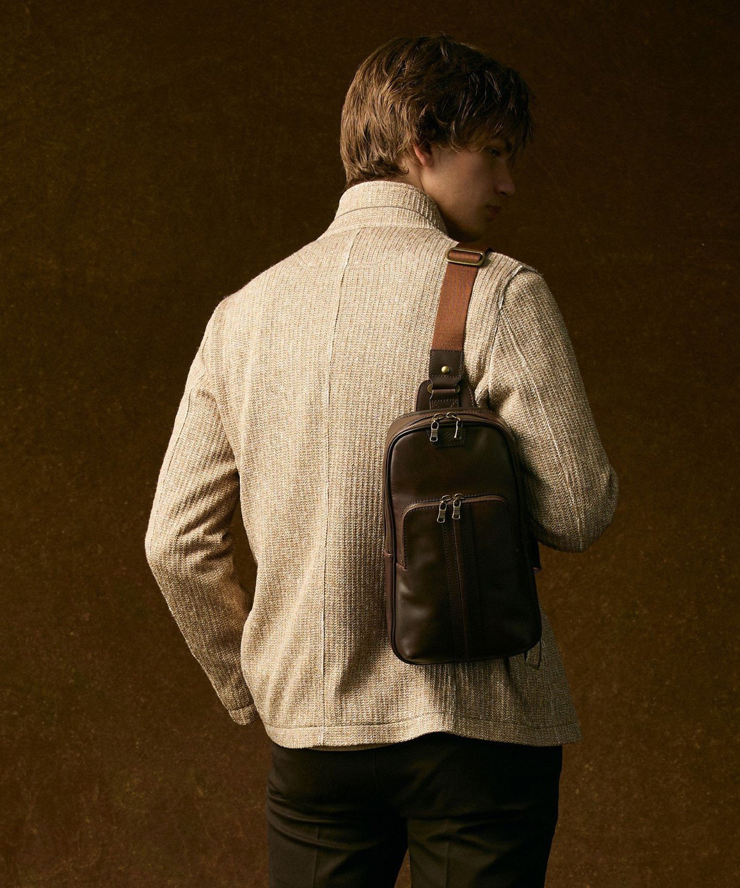 JOSEPH ABBOUD 【軽量/コンパクト/牛革】オイルドレザーボディー バッグ ジョセフアブード バッグ ボディバッグ・ウエストポーチ ブラック【送料無料】