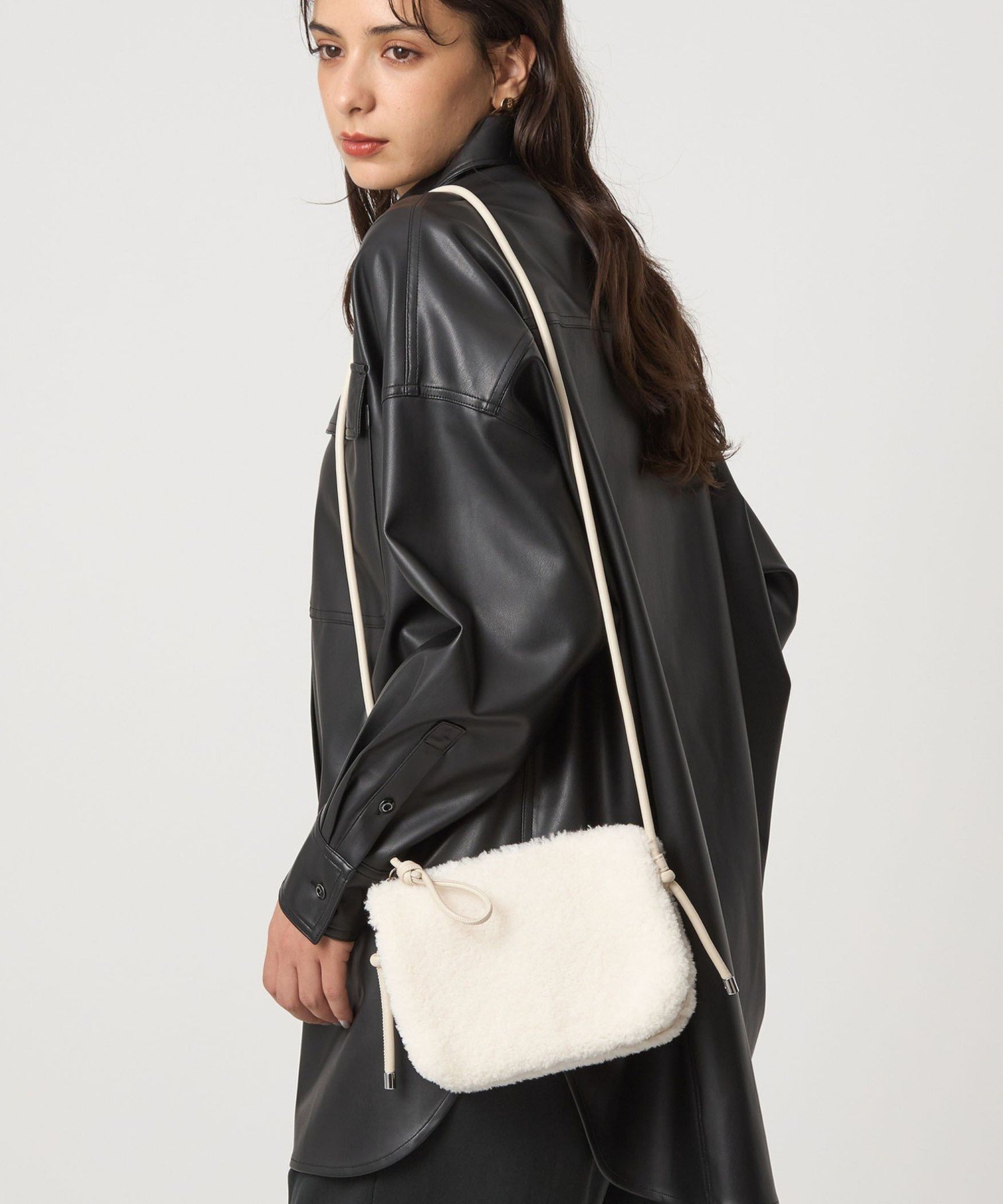 【SALE／50%OFF】UNITED ARROWS green label relaxing ボア ジップ ミニショルダーバッグ / ポシェット ユナイテッドアローズ グリーンレーベルリラクシング バッグ ショルダーバッグ ブラック ホワイト ベージュ ブルー ブラウン