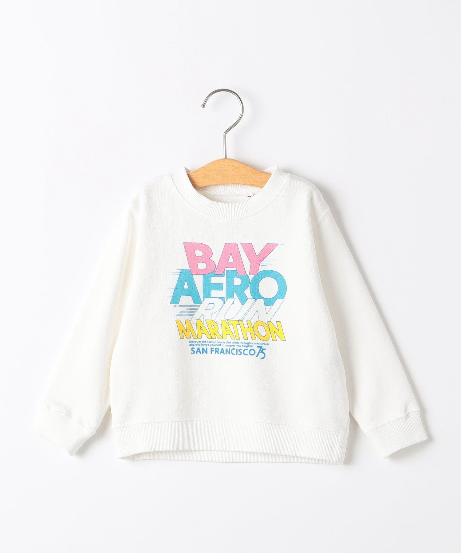 SHIPS（シップス）SHIPS KIDS:80~90cm / 50th ANNIV ヴィンテージ プリント スウェット「50thANNIVERSARYITEM」50周年を記念し、スペシャルなアイテムをご用意いたしました。1970’sを彷彿とさせるヴィンテージ風スウェット【素材特性/デザイン】　コットン素材で肌なじみの良い、シンプルなスウェット。どこか1970’sを彷彿とさせるヴィンテージ加工がポイントのアイテムです♪全てのデザインに50周年にまつわる、”1975年”の”75”の文字をプリントしています。オフホワイト・・・サンフランシスコのローカルマラソン大会をイメージダークグレー・・・カスタムカーショップのショップスウェットをイメージライトブルー・・・ローカルクラブチームのスローガン風ワードをプリントしたチームスウェットをイメージコバルトブルー・・・ニューヨーク州のカレッジ大会のチャンピオンスウェットをイメージ【スタイリング/シーン】ユニセックスで着用しやすいカラーバリエーションとデザインでご用意しているので、兄弟姉妹で着るのもおすすめ◎デイリーからアウトドアまで幅広く着用いただけます。【対象カテゴリー：ベビー/BABY】【お洗濯：洗濯機可能】【注意事項】※末永く愛用頂く為に、アテンションタグ・洗濯ネームを必ずご確認の上、着用又はお取り扱いください。※撮影環境による光の当たり具合やパソコン・スマートフォンなどの閲覧環境によって、実際の色味と異なって見える場合があります。　商品の色味は商品単体で撮影した画像をご参照ください。型番：512000418-05-01 QS4521【採寸】サイズ着丈肩幅身幅そで丈8031.0cm25.2cm31.2cm27.2cm9032.0cm25.8cm32.2cm27.6cm商品のサイズについて【商品詳細】中国素材：本体: コットン100%、 リブ: コットン98%、 ポリウレタン2%サイズ：80、90※画面上と実物では多少色具合が異なって見える場合もございます。ご了承ください。商品のカラーについて 【予約商品について】 ※「先行予約販売中」「予約販売中」をご注文の際は予約商品についてをご確認ください。■重要なお知らせ※ 当店では、ギフト配送サービス及びラッピングサービスを行っておりません。ラッピング・ギフト配送について同時に複数の商品を注文された場合メーカー希望小売価格についてご利用ガイドSHIPS（シップス）SHIPS KIDS:80~90cm / 50th ANNIV ヴィンテージ プリント スウェット「50thANNIVERSARYITEM」50周年を記念し、スペシャルなアイテムをご用意いたしました。1970’sを彷彿とさせるヴィンテージ風スウェット【素材特性/デザイン】　コットン素材で肌なじみの良い、シンプルなスウェット。どこか1970’sを彷彿とさせるヴィンテージ加工がポイントのアイテムです♪全てのデザインに50周年にまつわる、”1975年”の”75”の文字をプリントしています。オフホワイト・・・サンフランシスコのローカルマラソン大会をイメージダークグレー・・・カスタムカーショップのショップスウェットをイメージライトブルー・・・ローカルクラブチームのスローガン風ワードをプリントしたチームスウェットをイメージコバルトブルー・・・ニューヨーク州のカレッジ大会のチャンピオンスウェットをイメージ【スタイリング/シーン】ユニセックスで着用しやすいカラーバリエーションとデザインでご用意しているので、兄弟姉妹で着るのもおすすめ◎デイリーからアウトドアまで幅広く着用いただけます。【対象カテゴリー：ベビー/BABY】【お洗濯：洗濯機可能】【注意事項】※末永く愛用頂く為に、アテンションタグ・洗濯ネームを必ずご確認の上、着用又はお取り扱いください。※撮影環境による光の当たり具合やパソコン・スマートフォンなどの閲覧環境によって、実際の色味と異なって見える場合があります。　商品の色味は商品単体で撮影した画像をご参照ください。型番：512000418-05-01 QS4521【採寸】サイズ着丈肩幅身幅そで丈8031.0cm25.2cm31.2cm27.2cm9032.0cm25.8cm32.2cm27.6cm商品のサイズについて【商品詳細】中国素材：本体: コットン100%、 リブ: コットン98%、 ポリウレタン2%サイズ：80、90※画面上と実物では多少色具合が異なって見える場合もございます。ご了承ください。商品のカラーについて