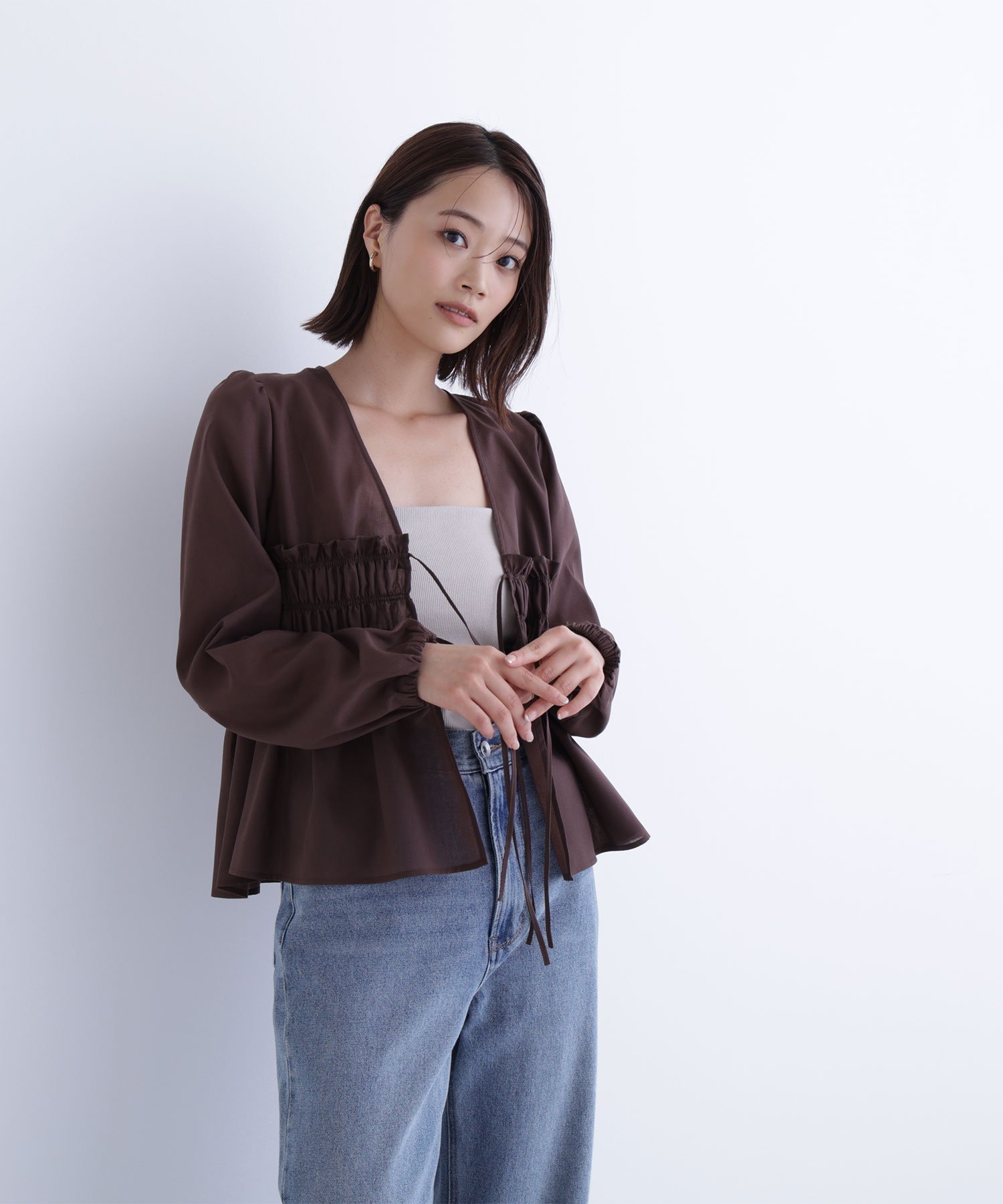 【SALE／30%OFF】NATURAL BEAUTY BASIC Vネックシャーリングペプラムブラウス ナチュラルビューティベーシック トップス シャツ・ブラウス ホワイト【送料無料】のサムネイル