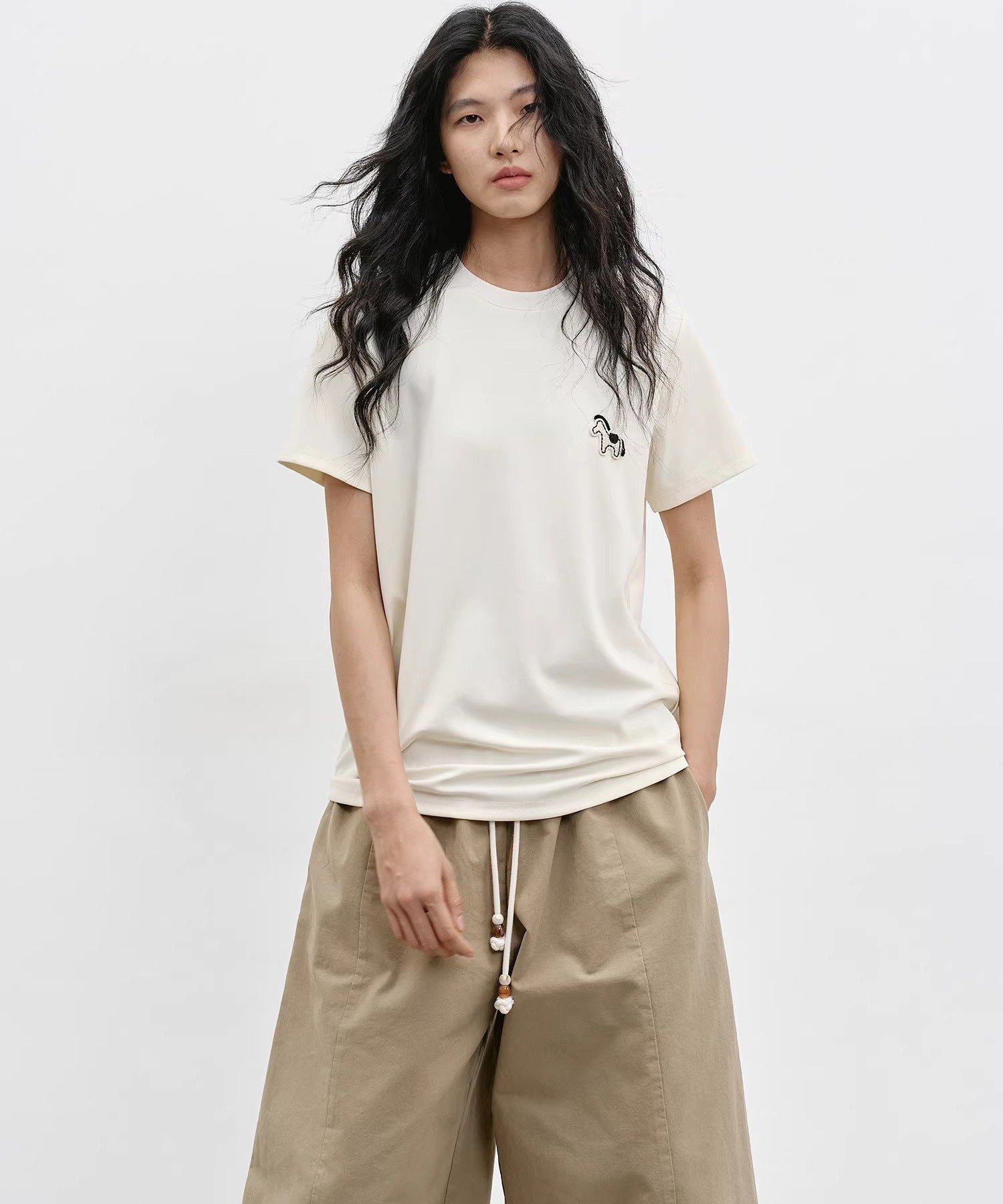 EIGHTHMONTH ホースワッペン クルーネックTシャツ EM26s057【EIGHTHMONTH】 チュクラ トップス カットソー・Tシャツ ホワイト ネイビー