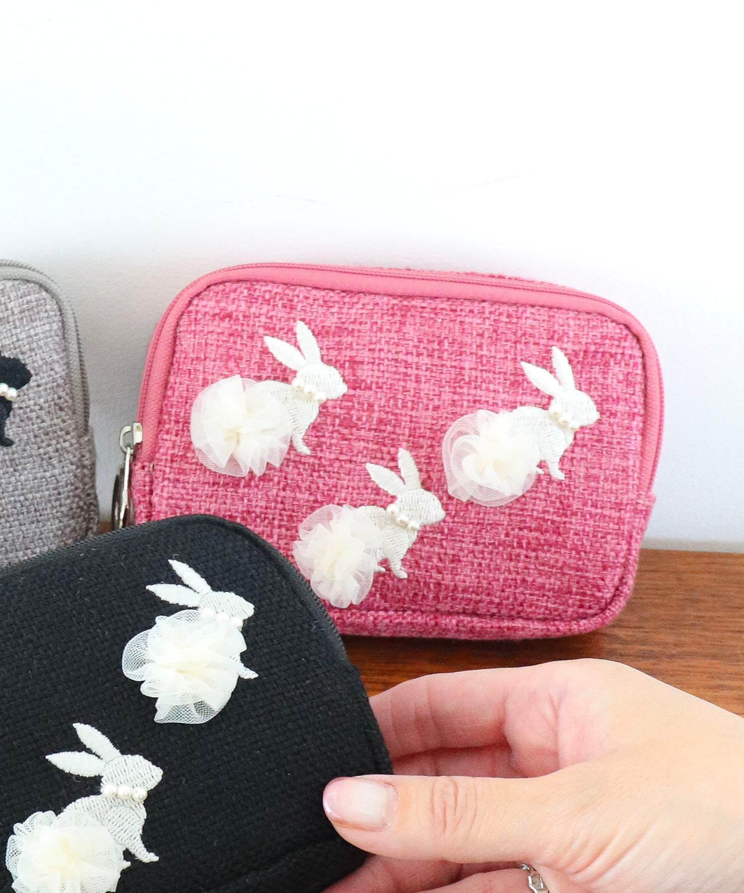 MIAN 【刺繍/ポーチ/ギフト】ラビットモチーフスクエアポーチ トライシル 財布・ポーチ・ケース ポーチ ピンク グレー ブラック