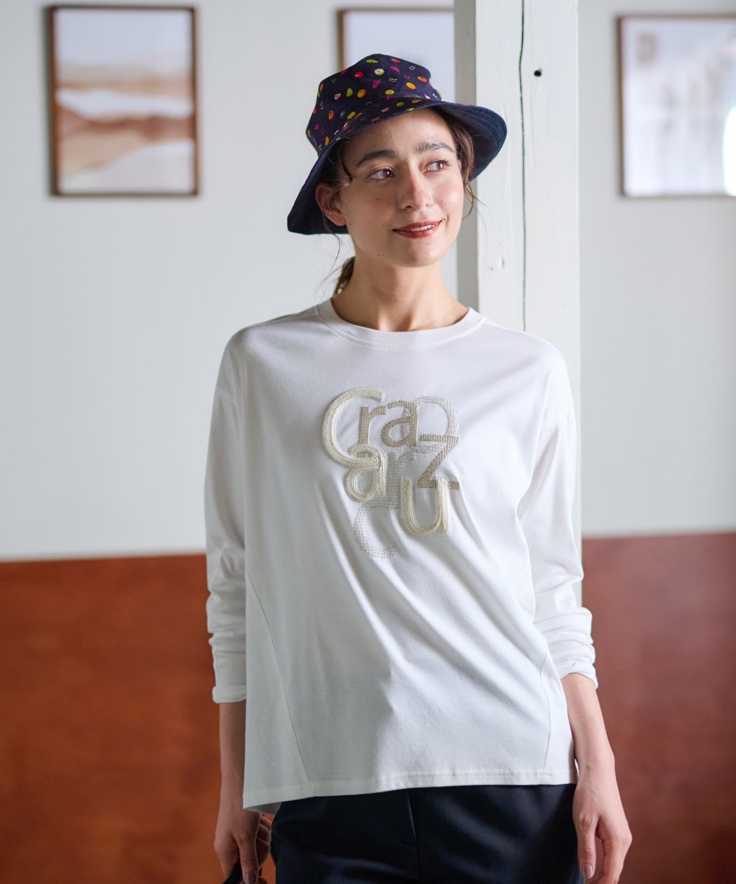 CARA O CRUZ 洗える スパンコール刺繍ロゴTシャツ キャラ・オ・クルス トップス カットソー・Tシャツ ホワイト ピンク