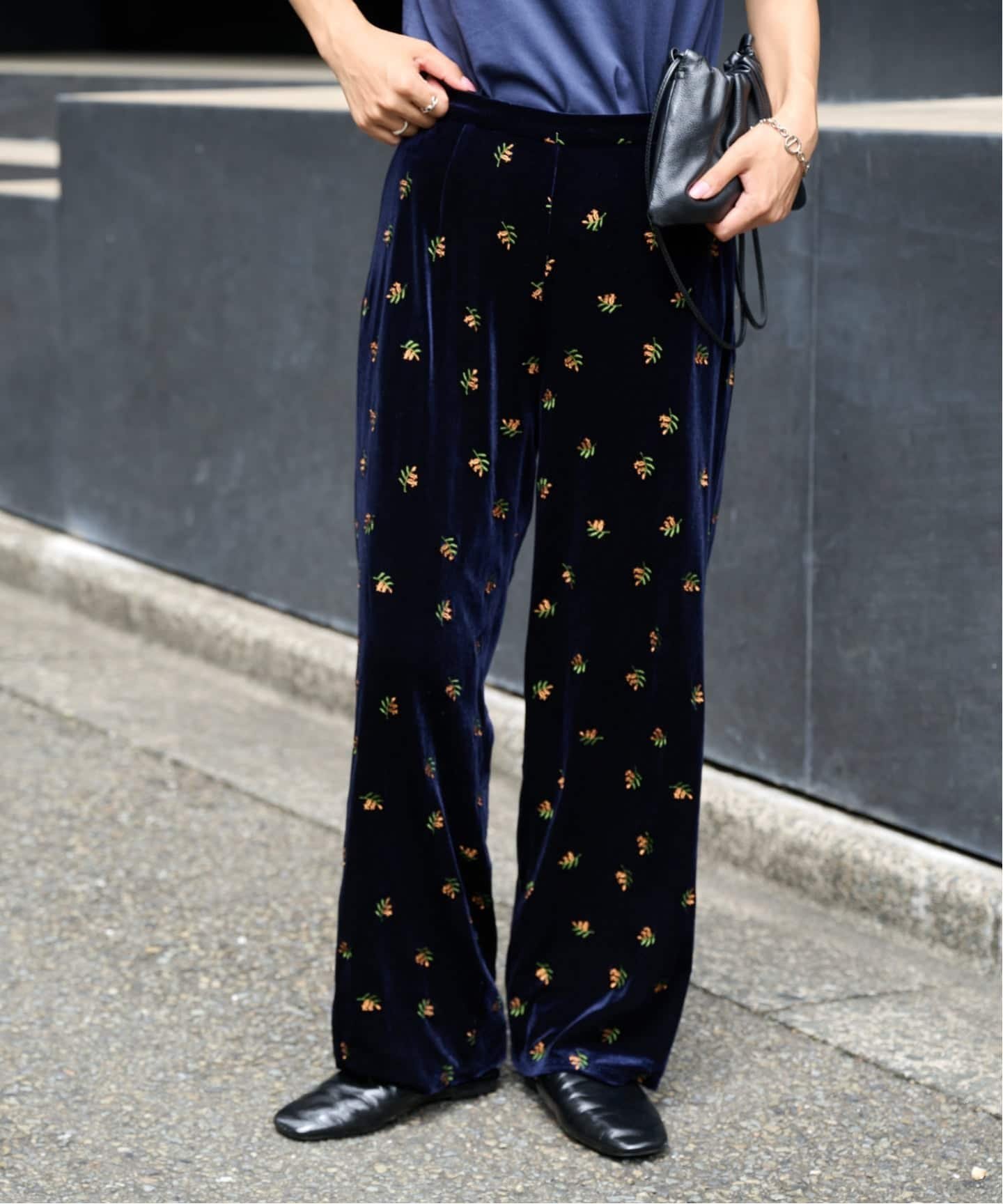 ≪予約≫追加 刺繍ベロアフレアパンツ アウトドアプロダクツユージュアルシングス パンツ スラックス・ドレスパンツ ネイビー