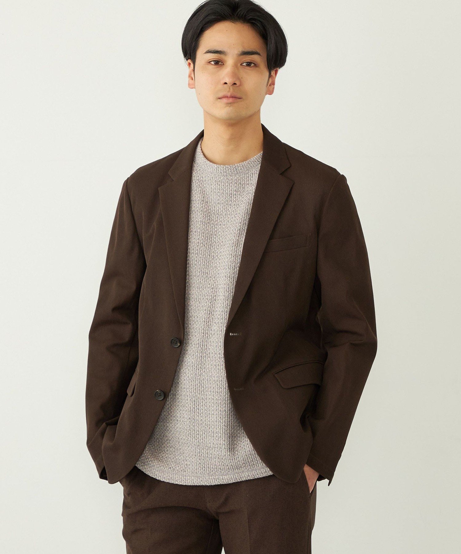 SHIPS（シップス）SHIPS Colors:＜洗濯機可能＞シャリル ジャージー 2B ジャケット◇■25SS■SHIPSColorsで春夏定番のシャリルジャージ素材を使用した2ボタンのジャケット。通気性がよく速乾性にすぐれ、お手入れの手間を軽減してくれます。清涼感のある素材は、気温が高い季節のジャケットスタイルにもおすすめです。同素材のパンツとセットアップでのご着用もおすすめです。パンツ品番：213-10-0015同素材のベージュカラーも別品番にて展開しております。ベージュカラー品番：217-00-0013※モールサイトによって(ハイフン/-)抜きでの品番表記となります。※「77：コバルトブルー」と「78：ネイビー」は色味が若干異なります。パンツとのセットアップでのご着用の際は、パンツも同カラーのご購入で色味が揃います。※末永く愛用頂く為に、アテンションタグを必ずご確認の上、着用又はお取り扱いください。※商品の色味は、物撮りの詳細画像をご参照ください。※画像の商品はサンプルです。実際の商品と仕様、加工、サイズが若干異なる場合がございます。※こちらの商品はアウトレットのオリジナルレーベル商品です。SHIPSOUTLET各店、ECサイトでの取り扱いとなります。店舗へお問合せの際は、全国のSHIPSOUTLET各店までお願いいたします。その他のSHIPS各店舗へのお取り寄せ対応は致しかねますので、予めご了承の程お願いいたします。□SHIPSColorsSHIPSのコンセプト「STYLISHSTANDARD」のフィルターを通して、カジュアルからビジネスまでのアイテムをリーズナブルなプライスで構成したオリジナルレーベルです。メンズ、ウィメンズ、キッズをラインナップし、OUTLET各店舗、ECサイトを中心に展開。様々なライフスタイルに寄り添い、自分らしさを表現できるトータルアイテムを提案します。ブラック：176cmB85W74H89着用サイズ：LARGEブラウン：176cmB85W74H89着用サイズ：LARGEネイビー：176cmB85W74H89着用サイズ：LARGE型番：217000009-28-93 NZ7537【採寸】サイズ着丈肩幅バストそで丈SMALL66cm43cm102cm58.5cmMEDIUM68cm44.5cm106cm60cmLARGE70cm46cm110cm61.5cmX-LARGE72cm47.5cm114cm63cm商品のサイズについて【商品詳細】ミャンマー素材：ポリエステル100%サイズ：SMALL、MEDIUM、LARGE、X-LARGE※画面上と実物では多少色具合が異なって見える場合もございます。ご了承ください。商品のカラーについて 【予約商品について】 ※「先行予約販売中」「予約販売中」をご注文の際は予約商品についてをご確認ください。■重要なお知らせ※ 当店では、ギフト配送サービス及びラッピングサービスを行っておりません。ラッピング・ギフト配送について同時に複数の商品を注文された場合メーカー希望小売価格についてご利用ガイドSHIPS（シップス）SHIPS Colors:＜洗濯機可能＞シャリル ジャージー 2B ジャケット◇■25SS■SHIPSColorsで春夏定番のシャリルジャージ素材を使用した2ボタンのジャケット。通気性がよく速乾性にすぐれ、お手入れの手間を軽減してくれます。清涼感のある素材は、気温が高い季節のジャケットスタイルにもおすすめです。同素材のパンツとセットアップでのご着用もおすすめです。パンツ品番：213-10-0015同素材のベージュカラーも別品番にて展開しております。ベージュカラー品番：217-00-0013※モールサイトによって(ハイフン/-)抜きでの品番表記となります。※「77：コバルトブルー」と「78：ネイビー」は色味が若干異なります。パンツとのセットアップでのご着用の際は、パンツも同カラーのご購入で色味が揃います。※末永く愛用頂く為に、アテンションタグを必ずご確認の上、着用又はお取り扱いください。※商品の色味は、物撮りの詳細画像をご参照ください。※画像の商品はサンプルです。実際の商品と仕様、加工、サイズが若干異なる場合がございます。※こちらの商品はアウトレットのオリジナルレーベル商品です。SHIPSOUTLET各店、ECサイトでの取り扱いとなります。店舗へお問合せの際は、全国のSHIPSOUTLET各店までお願いいたします。その他のSHIPS各店舗へのお取り寄せ対応は致しかねますので、予めご了承の程お願いいたします。□SHIPSColorsSHIPSのコンセプト「STYLISHSTANDARD」のフィルターを通して、カジュアルからビジネスまでのアイテムをリーズナブルなプライスで構成したオリジナルレーベルです。メンズ、ウィメンズ、キッズをラインナップし、OUTLET各店舗、ECサイトを中心に展開。様々なライフスタイルに寄り添い、自分らしさを表現できるトータルアイテムを提案します。ブラック：176cmB85W74H89着用サイズ：LARGEブラウン：176cmB85W74H89着用サイズ：LARGEネイビー：176cmB85W74H89着用サイズ：LARGE型番：217000009-28-93 NZ7537【採寸】サイズ着丈肩幅バストそで丈SMALL66cm43cm102cm58.5cmMEDIUM68cm44.5cm106cm60cmLARGE70cm46cm110cm61.5cmX-LARGE72cm47.5cm114cm63cm商品のサイズについて【商品詳細】ミャンマー素材：ポリエステル100%サイズ：SMALL、MEDIUM、LARGE、X-LARGE※画面上と実物では多少色具合が異なって見える場合もございます。ご了承ください。商品のカラーについて