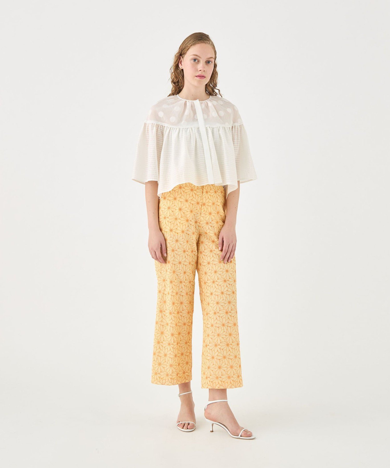 【SALE／63%OFF】TOMORROWLAND collection サンフラワーエンブロイダリー ワイドストレートパンツ トゥモローランド パンツ その他のパンツ ブルー イエロー【送料無料】