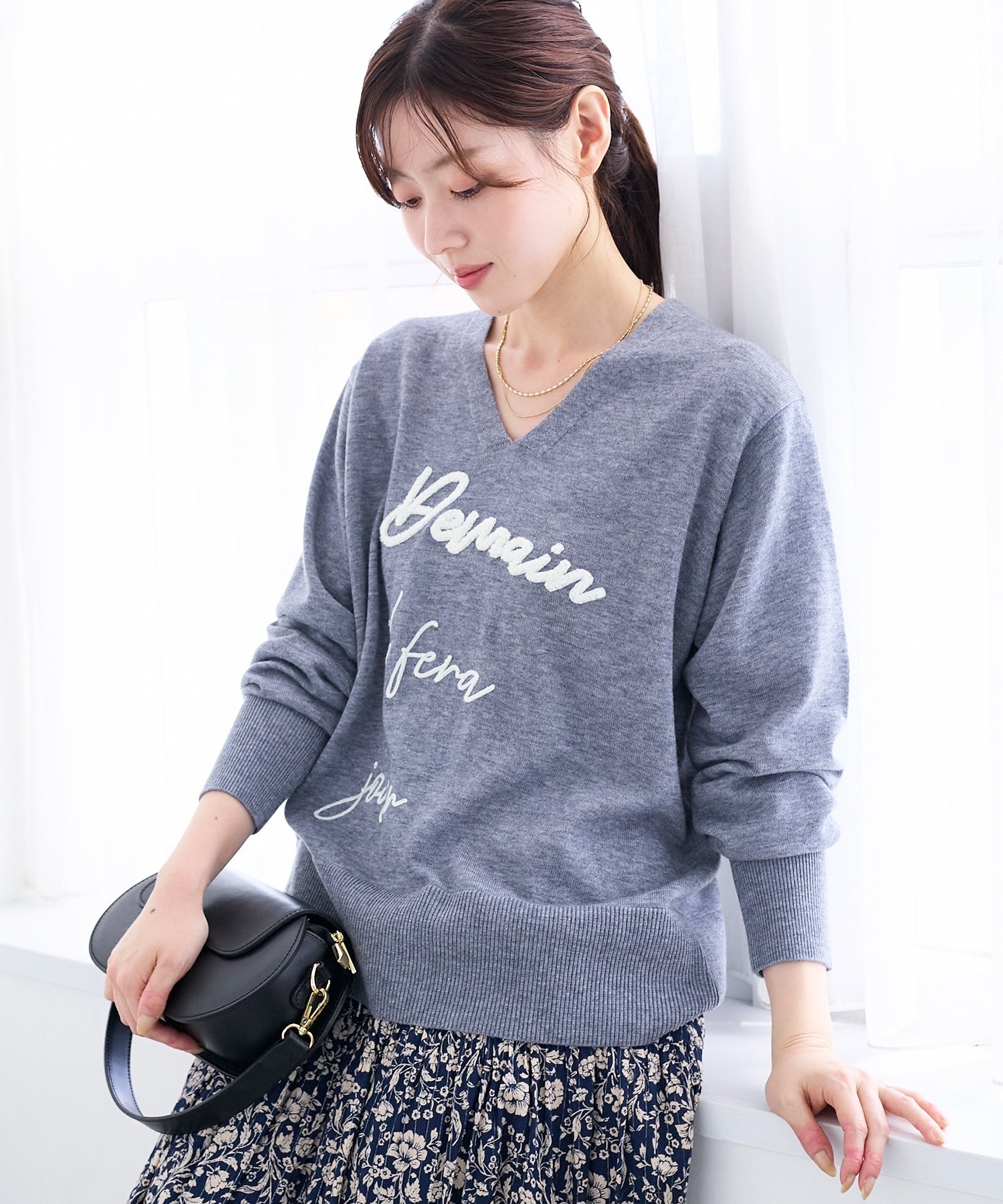 le.coeur blanc フレーズロゴ刺繍Vネックニット ルクールブラン トップス ニット ホワイト グレー ブラウン