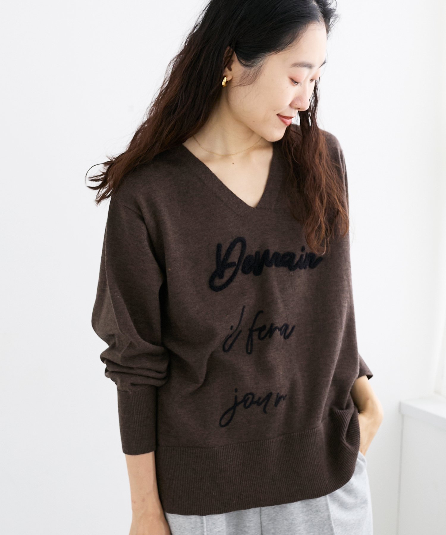 le.coeur blanc フレーズロゴ刺繍Vネックニット ルクールブラン トップス ニット ホワイト グレー ブラウン