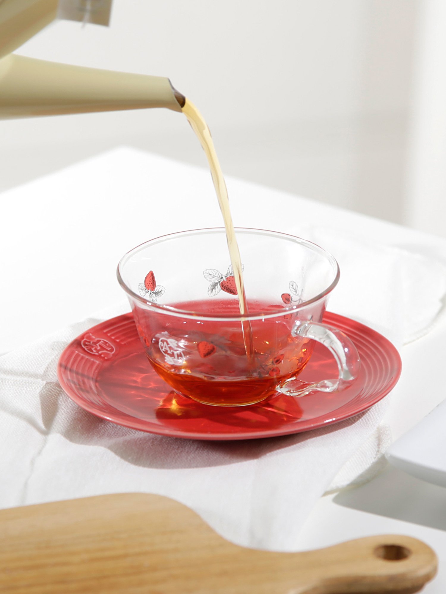 Afternoon Tea LIVING ストロベリー耐熱ガラスカップ&ソーサー/パラレル アフタヌーンティー・リビング 食器・調理器具・キッチン用品 その他の食器・調理器具・キッチン用品 レッド