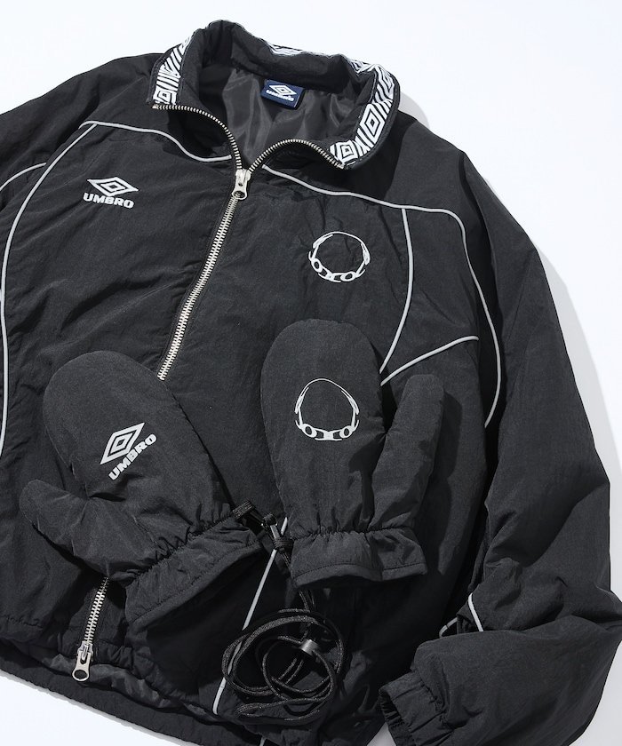 UMBRO UMBRO × ONE OR EIGHT パディング ナイロン トラックジャケット/ミトン付き 26AW フリークスストア ジャケット・アウター ダウンジャケット・ダウンベスト ブラック【送料無料】