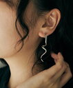 marjour（マージュール）TAIL EARRING縦に長くて流線的なデザインのイヤリング。うねりのがあるのに尖りすぎていない女性らしさもあります。大きめなサイズ感ですが悪目立ちせず、日常使いできます。シンプルなスタイリングの時のポイントにしても可愛いですよ!型番：751786-110-020 KC4548【採寸】F(フリーサイズ)全長：6cm商品のサイズについて【商品詳細】中国素材：亜鉛サイズ：F(フリーサイズ)※画面上と実物では多少色具合が異なって見える場合もございます。ご了承ください。商品のカラーについて 【予約商品について】 ※「先行予約販売中」「予約販売中」をご注文の際は予約商品についてをご確認ください。■重要なお知らせ※ 当店では、ギフト配送サービス及びラッピングサービスを行っておりません。ご注文者様とお届け先が違う場合でも、タグ（値札）付「納品書 兼 返品連絡票」同梱の状態でお送り致しますのでご了承ください。 ラッピング・ギフト配送について※ 2点以上ご購入の場合、全ての商品が揃い次第一括でのお届けとなります。お届け予定日の異なる商品をお買い上げの場合はご注意下さい。お急ぎの商品がございましたら分けてご購入いただきますようお願い致します。発送について ※ 買い物カートに入れるだけでは在庫確保されませんのでお早めに購入手続きをしてください。当店では在庫を複数サイトで共有しているため、同時にご注文があった場合、売切れとなってしまう事がございます。お手数ですが、ご注文後に当店からお送りする「ご注文内容の確認メール」をご確認ください。ご注文の確定について ※ Rakuten Fashionの商品ページに記載しているメーカー希望小売価格は、楽天市場「商品価格ナビ」に登録されている価格に準じています。 商品の価格についてmarjourmarjourのイヤリング・イヤーカフアクセサリー・腕時計ご注文・お届けについて発送ガイドラッピンググッズ3,980円以上送料無料ご利用ガイド