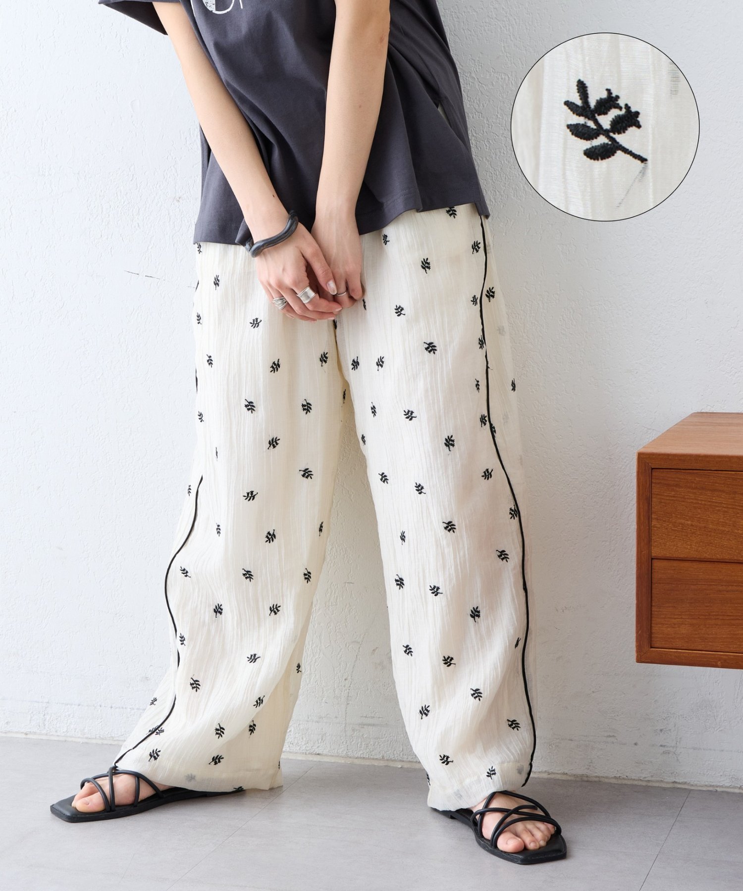 シナコバ　刺繍付きホワイトパンツ　M 未使用 シナコバ マリン刺繍アクセント ストレッチ ホワイトデニム
