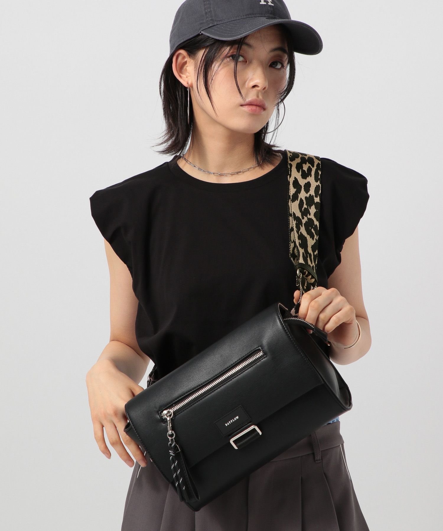 BAYFLOW [500mlのペットボトルが入る]レオパードボディバッグ ベイフロー バッグ ショルダーバッグ ホワイト ブラック【送料無料】のサムネイル