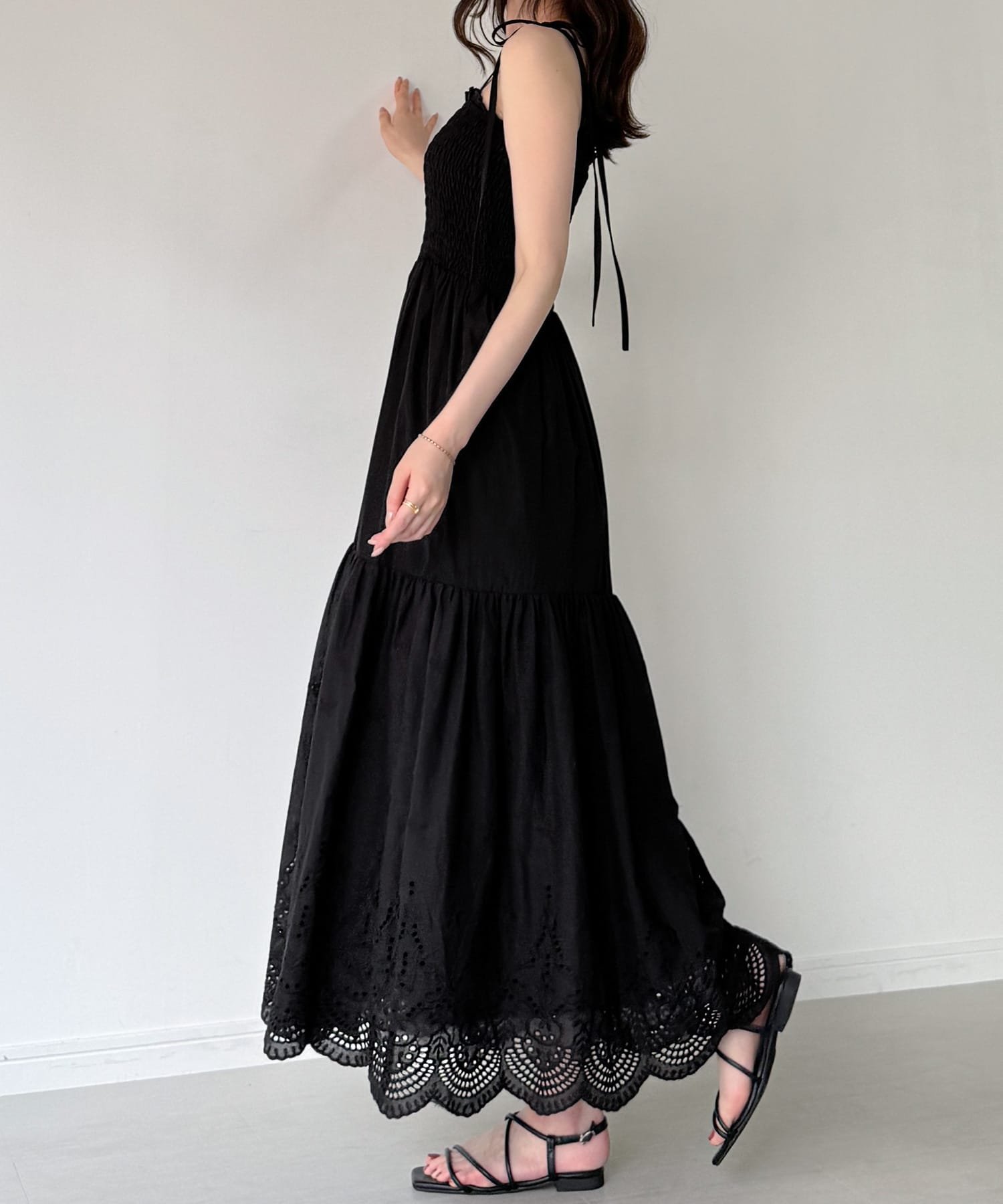 【SALE／18%OFF】JUNOAH コットンレースシャーリングキャミワンピース(一部ペチセット) ジュノア ワンピース・ドレス ワンピース ブラック ホワイト【送料無料】