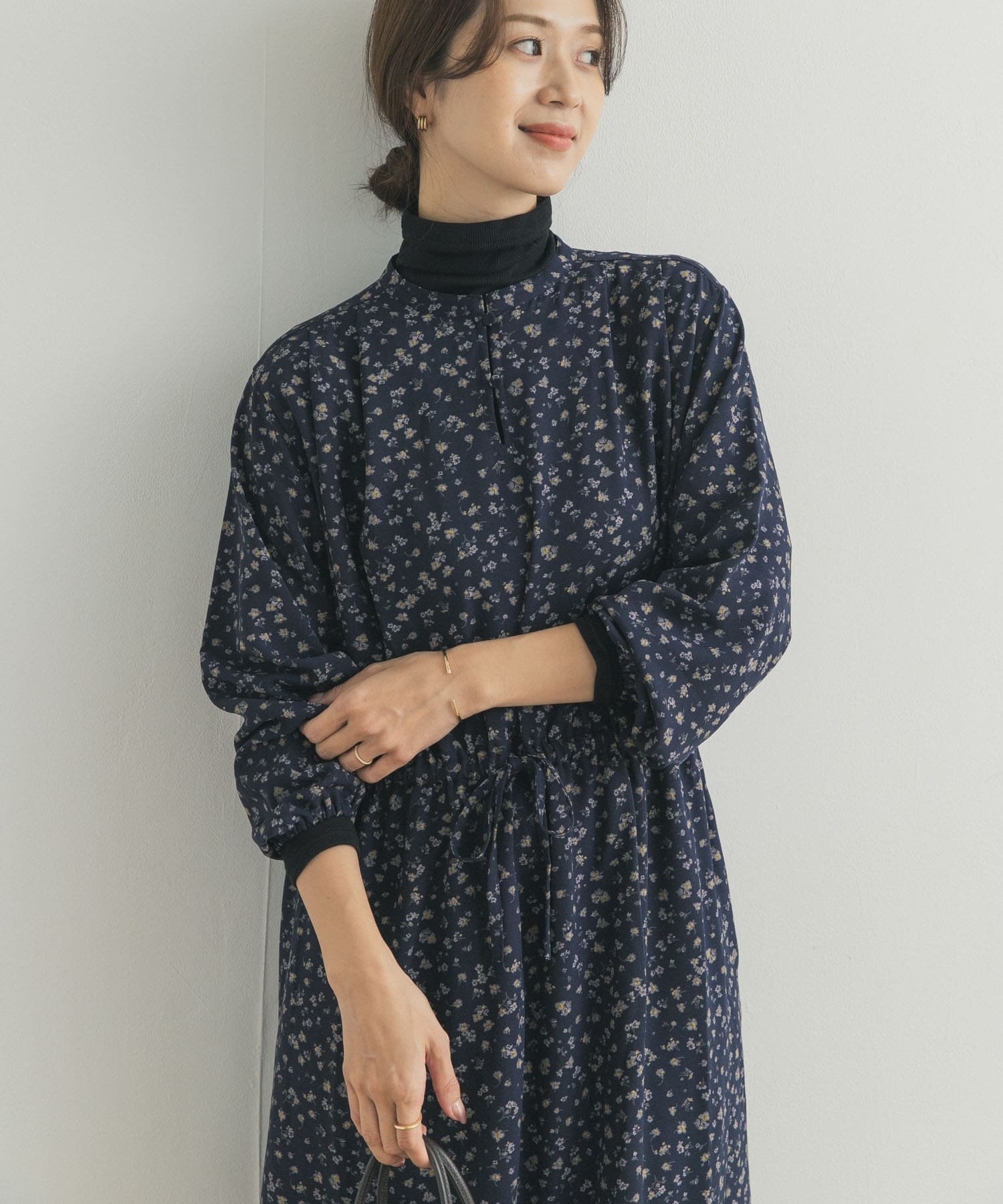 【SALE／10%OFF】URBAN RESEARCH DOORS 小花柄ドロストワンピース アーバンリサーチドアーズ ワンピース・ドレス ワンピース ブラック ネイビー【送料無料】のサムネイル