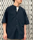 WISM（ウィズム）【rajabrooke / ラジャブルック】STAND COLLAR SHIRT SOLID【rajabrooke/ラジャブルック】その昔、世界の昆虫コレクターが夢中になって追いかけた『マレーシアの国蝶』を意味するrajabrooke(ラジャブルック)。デザイナー自身が幼少期を過ごしたマレーシアや、東南アジアの文化、音楽、様々なカルチャーを独自の視点で切り取ったコレクションを展開する。※取り扱いについては、商品についている取扱表示にてご確認下さい。※照明の関係により、実際よりも色味が違って見える場合があります。またパソコン・スマートフォンなどの環境により、若干製品と画像のカラーが異なる場合もございます。※商品の色味は、商品アップ画像をご参照ください。※メーカー型番：RB-11-023※カラーについて弊社販売カラー名：メーカーカラー名カーキ(036)：OLIVEネイビー(040)：HIJAU-NAVY※サイズについて弊社販売サイズ名：メーカーサイズ名M(803)：ML(804)：Lモデルサイズ:身長:180cm着用サイズ:L型番：24051597001710-040-803 KR9554【採寸】サイズ身幅着丈裄丈袖口M6475.556.542L65.578.55945商品のサイズについて【商品詳細】日本素材：本体:綿100%サイズ：M、L本体:洗濯機洗い可能※画面上と実物では多少色具合が異なって見える場合もございます。ご了承ください。商品のカラーについて 【予約商品について】 ※「先行予約販売中」「予約販売中」をご注文の際は予約商品についてをご確認ください。WISM（ウィズム）【rajabrooke / ラジャブルック】STAND COLLAR SHIRT SOLID【rajabrooke/ラジャブルック】その昔、世界の昆虫コレクターが夢中になって追いかけた『マレーシアの国蝶』を意味するrajabrooke(ラジャブルック)。デザイナー自身が幼少期を過ごしたマレーシアや、東南アジアの文化、音楽、様々なカルチャーを独自の視点で切り取ったコレクションを展開する。※取り扱いについては、商品についている取扱表示にてご確認下さい。※照明の関係により、実際よりも色味が違って見える場合があります。またパソコン・スマートフォンなどの環境により、若干製品と画像のカラーが異なる場合もございます。※商品の色味は、商品アップ画像をご参照ください。※メーカー型番：RB-11-023※カラーについて弊社販売カラー名：メーカーカラー名カーキ(036)：OLIVEネイビー(040)：HIJAU-NAVY※サイズについて弊社販売サイズ名：メーカーサイズ名M(803)：ML(804)：Lモデルサイズ:身長:180cm着用サイズ:L型番：24051597001710-040-803 KR9554【採寸】サイズ身幅着丈裄丈袖口M6475.556.542L65.578.55945商品のサイズについて【商品詳細】日本素材：本体:綿100%サイズ：M、L本体:洗濯機洗い可能※画面上と実物では多少色具合が異なって見える場合もございます。ご了承ください。商品のカラーについて 【予約商品について】 ※「先行予約販売中」「予約販売中」をご注文の際は予約商品についてをご確認ください。■重要なお知らせ※ 当店では、ギフト配送サービス及びラッピングサービスを行っておりません。ご注文者様とお届け先が違う場合でも、タグ（値札）付「納品書 兼 返品連絡票」同梱の状態でお送り致しますのでご了承ください。 ラッピング・ギフト配送について※ 2点以上ご購入の場合、全ての商品が揃い次第一括でのお届けとなります。お届け予定日の異なる商品をお買い上げの場合はご注意下さい。お急ぎの商品がございましたら分けてご購入いただきますようお願い致します。発送について ※ 買い物カートに入れるだけでは在庫確保されませんのでお早めに購入手続きをしてください。当店では在庫を複数サイトで共有しているため、同時にご注文があった場合、売切れとなってしまう事がございます。お手数ですが、ご注文後に当店からお送りする「ご注文内容の確認メール」をご確認ください。ご注文の確定について ※ Rakuten Fashionの商品ページに記載しているメーカー希望小売価格は、楽天市場「商品価格ナビ」に登録されている価格に準じています。 商品の価格についてWISMWISMのシャツ・ブラウストップスご注文・お届けについて発送ガイドラッピンググッズ3,980円以上送料無料ご利用ガイド