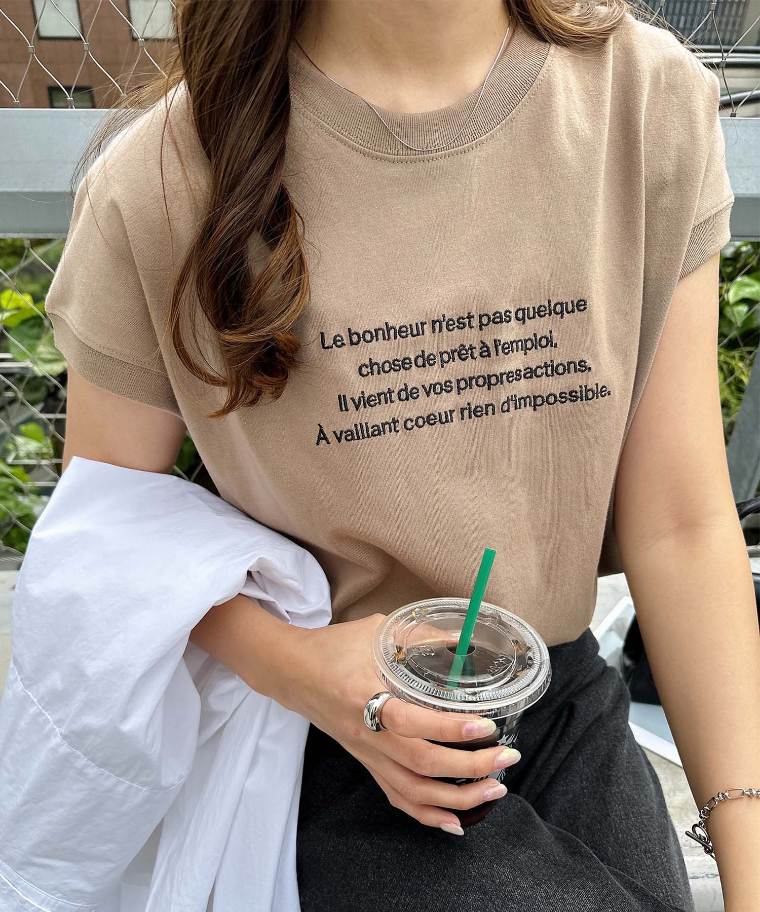 【SALE／20%OFF】andme ロゴ 刺繍 エンブロイダリー フレンチスリーブ Tシャツ アンドミー トップス カットソー・Tシャツ ホワイト ベージュ