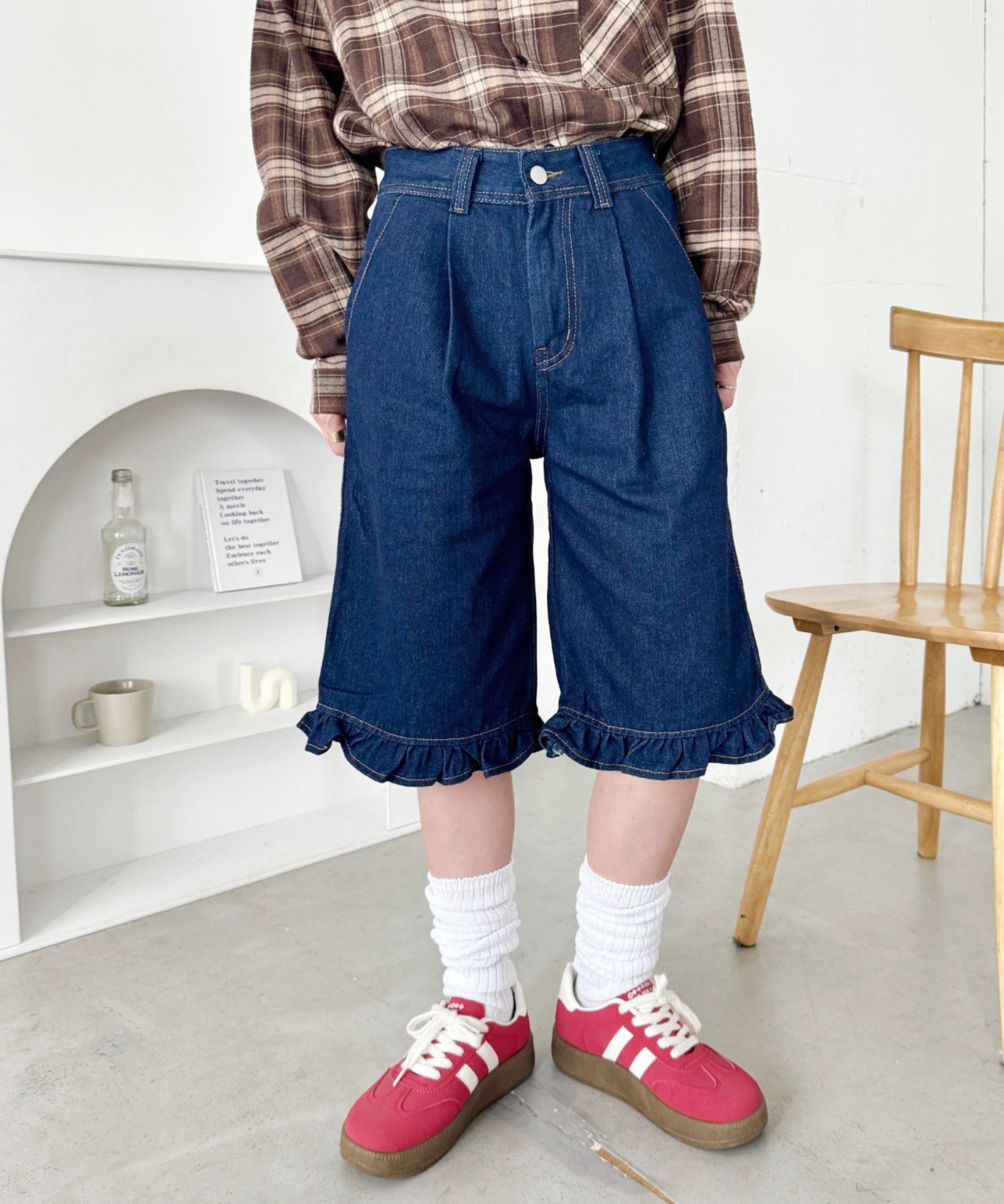 SOLLON. 裾フリル7分丈デニムパンツ アウトフィッターラボ パンツ ジーンズ・デニムパンツ ネイビー ブルー