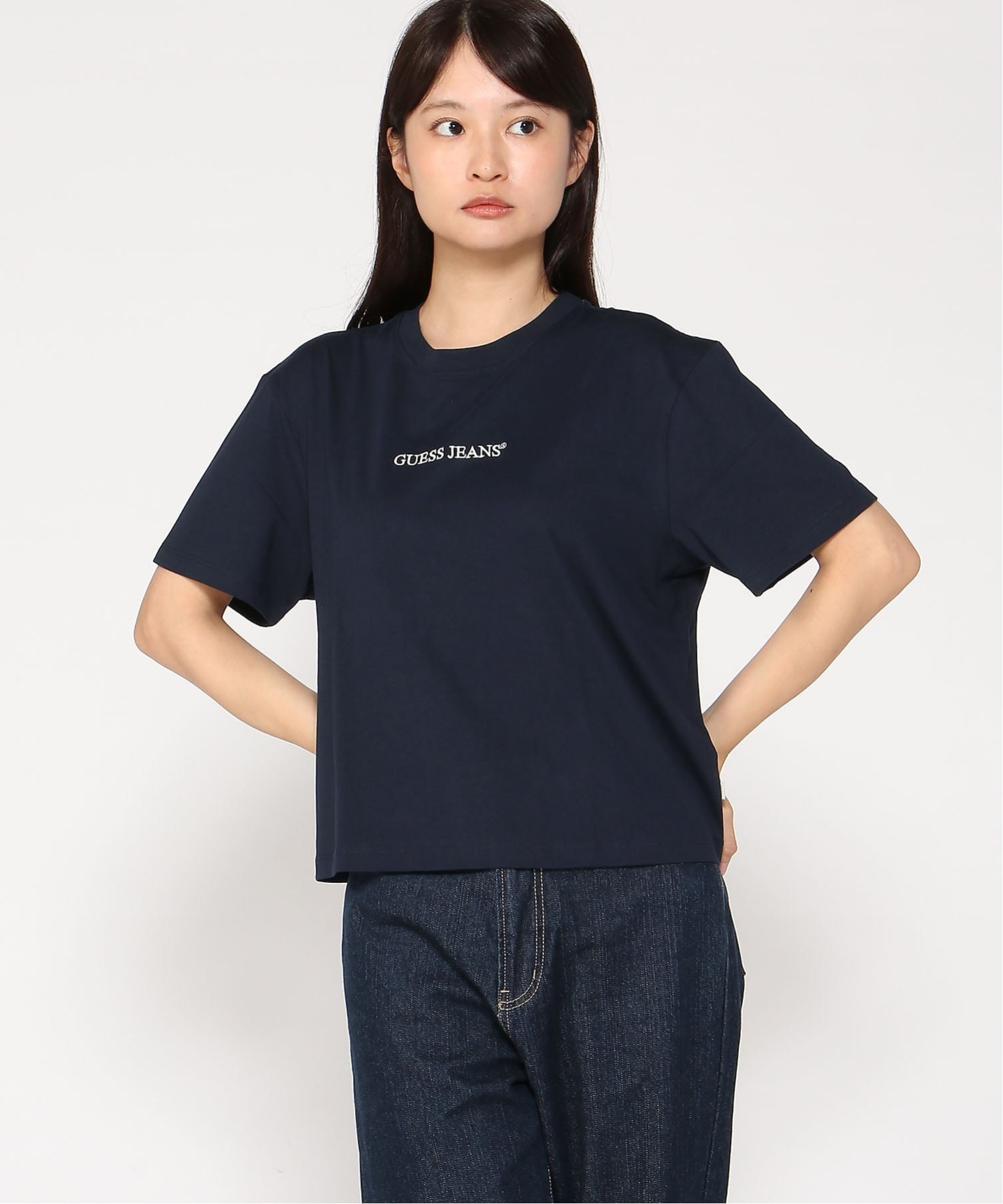 GUESS JEANS ロゴTシャツ (W)Boxy Embro Logo Tee ゲス トップス カットソー・Tシャツ ネイビー ホワイト ブラック