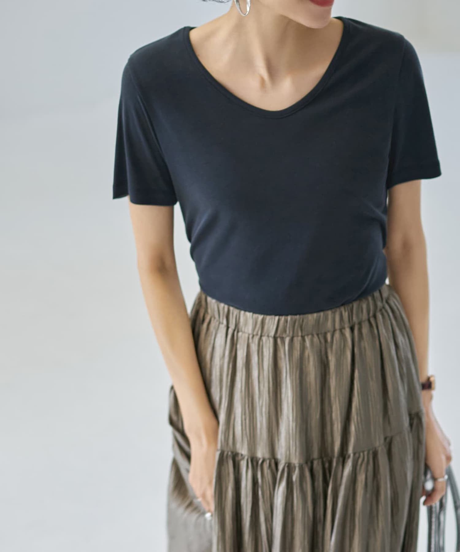 STYLE DELI しっとり質感の緩やかVネックとろみトップス スタイルデリ トップス カットソー・Tシャツ ホワイト ブラック ブルー