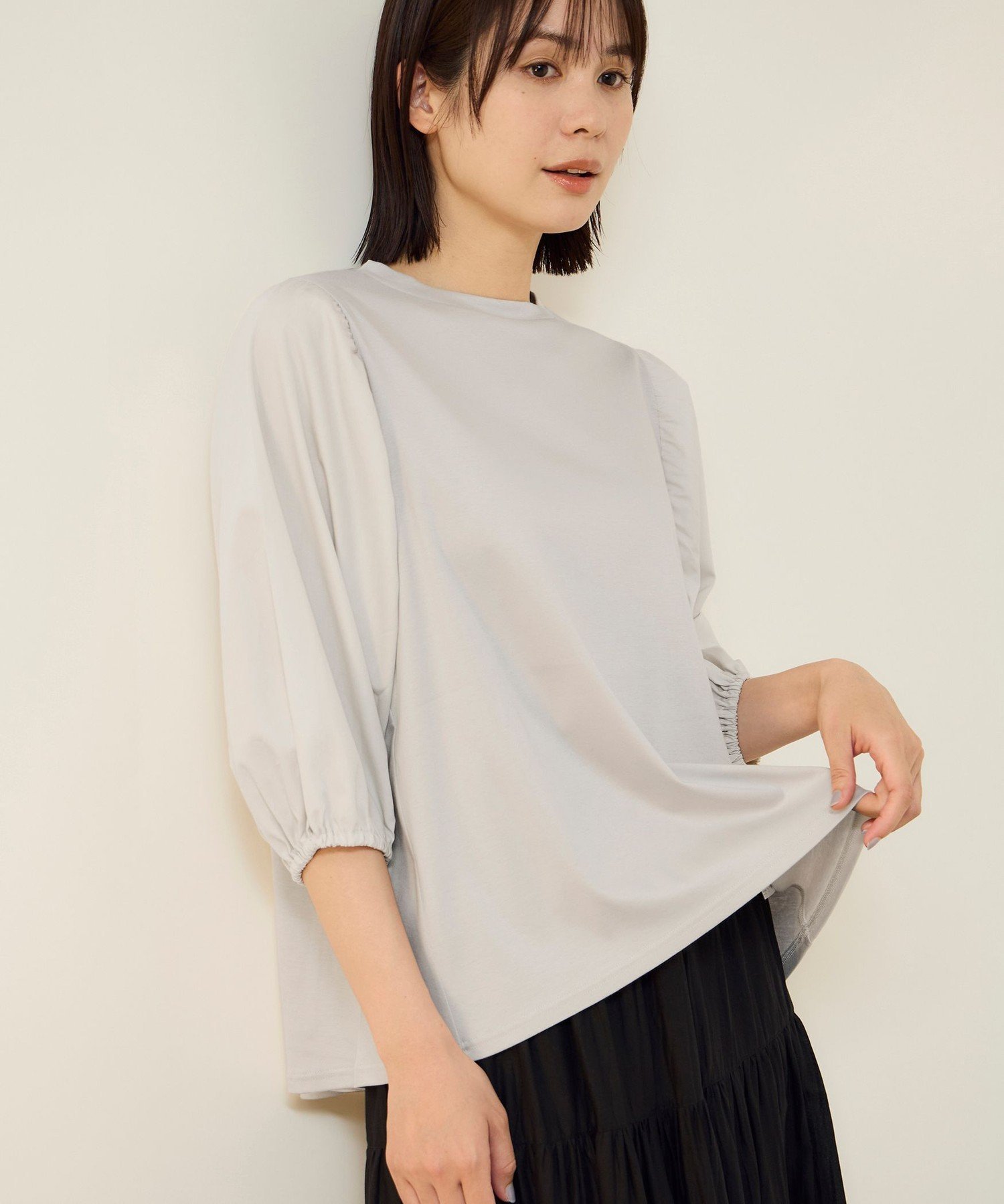 ketty（ケティ）【機能するミニマル服】切替プルオーバー●POINT暑い季節でもさらりと心地よく着られる、接触冷感カットソーを使用したデザインプルオーバー。身頃には肌に触れた瞬間にひんやりと感じる《接触冷感機能》を持つ上質なカットソー素材を採用し、汗ばむ時期も快適な着用感をキープします。暑さが気になる初夏ー真夏にもぴったりの一枚です。袖には布帛素材を組み合わせ、ふんわりとボリュームを持たせた女性らしいデザインに。切り替え部分にはギャザーを寄せることで立体感と華やかさをプラス。二の腕を自然にカバーしながら、軽やかでフェミニンな印象に仕上げています。裾に向かって緩やかに広がるAラインシルエットが身体のラインを拾わず、すっきり見えを叶えるのも嬉しいポイント。前後差のある裾丈とサイドの丸みあるカーブラインが、動くたびに自然なドレープを生み、カジュアルすぎない大人の上品さを演出。デニムやテーパードパンツはもちろん、スカートとのコーディネートにも好相性で、幅広い着こなしを楽しめます。「涼しさ」「デザイン性」「体型カバー」を同時に叶える、春夏の頼れる万能トップス。暑い日の外出も快適にしてくれる、ワードローブに加えたい一枚です。----------------------------------透け感：淡色のみややあり厚さ：普通伸縮性：あり裏地：なしポケット：なし--------------------------------------------------------------------------------------------------洗濯方法家庭洗濯：液温は40℃を限度とし、手洗いができる。自然乾燥：日陰の吊り干しがよい。アイロン：底面温度120℃を限度としてアイロン仕上げができる。ドライクリーニング：石油系溶剤による弱いドライクリーニングができる。----------------------------------------------------------------■モデル身長165cm着用サイズM※画像の商品はサンプルとなりますので実際の商品と仕様、加工、サイズが若干異なる場合がございます。※お客様のモニター環境により実際のお色と多少異なる場合がございます。※撮影状況や光の当たり具合により、色合いが異なって見える場合がございます。関連ワード：kettyケティレディース新作大人コーデ2026春夏2026SS春夏春物春服カットソーコットンクルーネック無地オフィス旅行デート通勤ホテルディナーアフタヌーンティー型番：4107-62099-13-2 RC5565【採寸】M:着丈(60/67)cm バスト112cm 肩幅33cm 袖丈43cm 袖幅30cm 袖口幅12cm 裾幅73cm商品のサイズについて【商品詳細】日本素材：綿100％サイズ：M手洗い、漂白不可、タンブル乾燥不可、自然乾燥、アイロン仕上げ可、ドライ可、ウエットクリーニング可※画面上と実物では多少色具合が異なって見える場合もございます。ご了承ください。商品のカラーについてketty（ケティ）【機能するミニマル服】切替プルオーバー●POINT暑い季節でもさらりと心地よく着られる、接触冷感カットソーを使用したデザインプルオーバー。身頃には肌に触れた瞬間にひんやりと感じる《接触冷感機能》を持つ上質なカットソー素材を採用し、汗ばむ時期も快適な着用感をキープします。暑さが気になる初夏ー真夏にもぴったりの一枚です。袖には布帛素材を組み合わせ、ふんわりとボリュームを持たせた女性らしいデザインに。切り替え部分にはギャザーを寄せることで立体感と華やかさをプラス。二の腕を自然にカバーしながら、軽やかでフェミニンな印象に仕上げています。裾に向かって緩やかに広がるAラインシルエットが身体のラインを拾わず、すっきり見えを叶えるのも嬉しいポイント。前後差のある裾丈とサイドの丸みあるカーブラインが、動くたびに自然なドレープを生み、カジュアルすぎない大人の上品さを演出。デニムやテーパードパンツはもちろん、スカートとのコーディネートにも好相性で、幅広い着こなしを楽しめます。「涼しさ」「デザイン性」「体型カバー」を同時に叶える、春夏の頼れる万能トップス。暑い日の外出も快適にしてくれる、ワードローブに加えたい一枚です。----------------------------------透け感：淡色のみややあり厚さ：普通伸縮性：あり裏地：なしポケット：なし--------------------------------------------------------------------------------------------------洗濯方法家庭洗濯：液温は40℃を限度とし、手洗いができる。自然乾燥：日陰の吊り干しがよい。アイロン：底面温度120℃を限度としてアイロン仕上げができる。ドライクリーニング：石油系溶剤による弱いドライクリーニングができる。----------------------------------------------------------------■モデル身長165cm着用サイズM※画像の商品はサンプルとなりますので実際の商品と仕様、加工、サイズが若干異なる場合がございます。※お客様のモニター環境により実際のお色と多少異なる場合がございます。※撮影状況や光の当たり具合により、色合いが異なって見える場合がございます。関連ワード：kettyケティレディース新作大人コーデ2026春夏2026SS春夏春物春服カットソーコットンクルーネック無地オフィス旅行デート通勤ホテルディナーアフタヌーンティー型番：4107-62099-13-2 RC5565【採寸】M:着丈(60/67)cm バスト112cm 肩幅33cm 袖丈43cm 袖幅30cm 袖口幅12cm 裾幅73cm商品のサイズについて【商品詳細】日本素材：綿100％サイズ：M手洗い、漂白不可、タンブル乾燥不可、自然乾燥、アイロン仕上げ可、ドライ可、ウエットクリーニング可※画面上と実物では多少色具合が異なって見える場合もございます。ご了承ください。商品のカラーについて