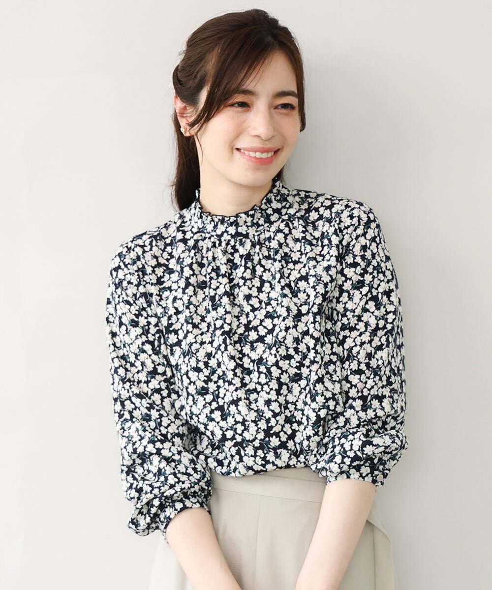 OFUON レトロフラワープリント フリルネックブラウス/洗濯機で洗える/WEB限定サイズあり オフオン トップス シャツ・ブラウス ベージュ ネイビー