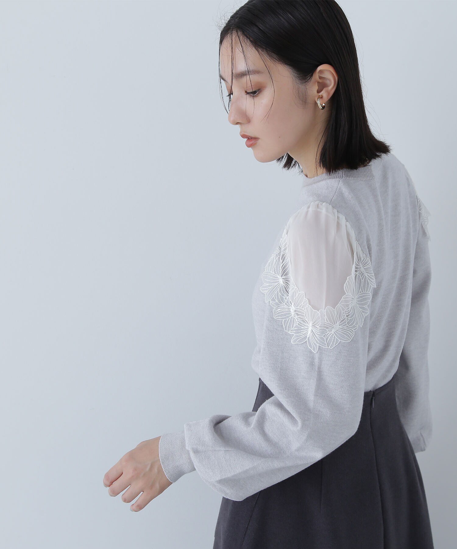 【SALE／40%OFF】NATURAL BEAUTY BASIC フラワーレーストリミングニット ナチュラルビューティベーシック トップス ニット ブラック ホワイト【送料無料】のサムネイル