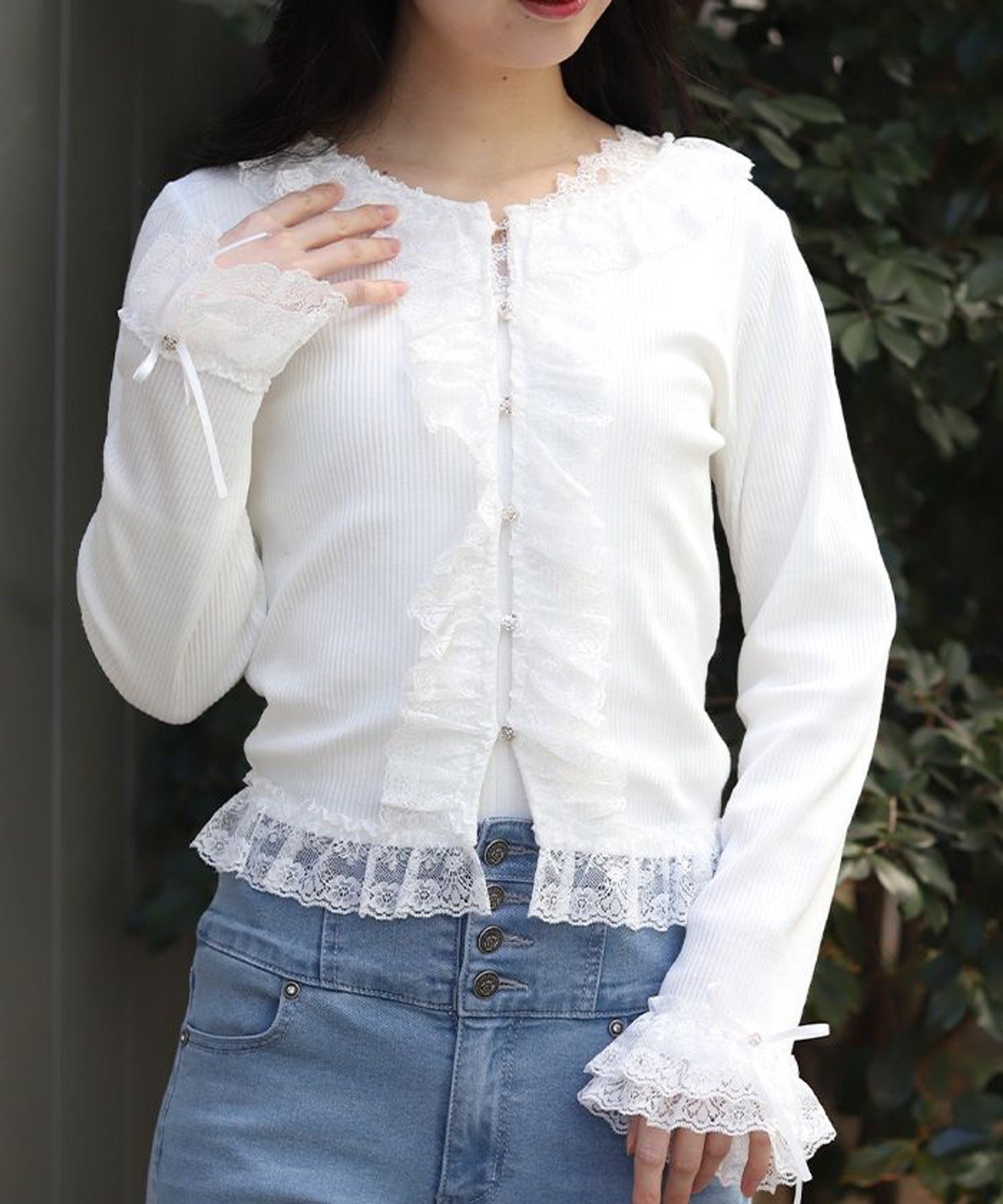 ローズボタンフリルトップス アクシーズファム トップス カットソー・Tシャツ グレー ホワイト ピンク