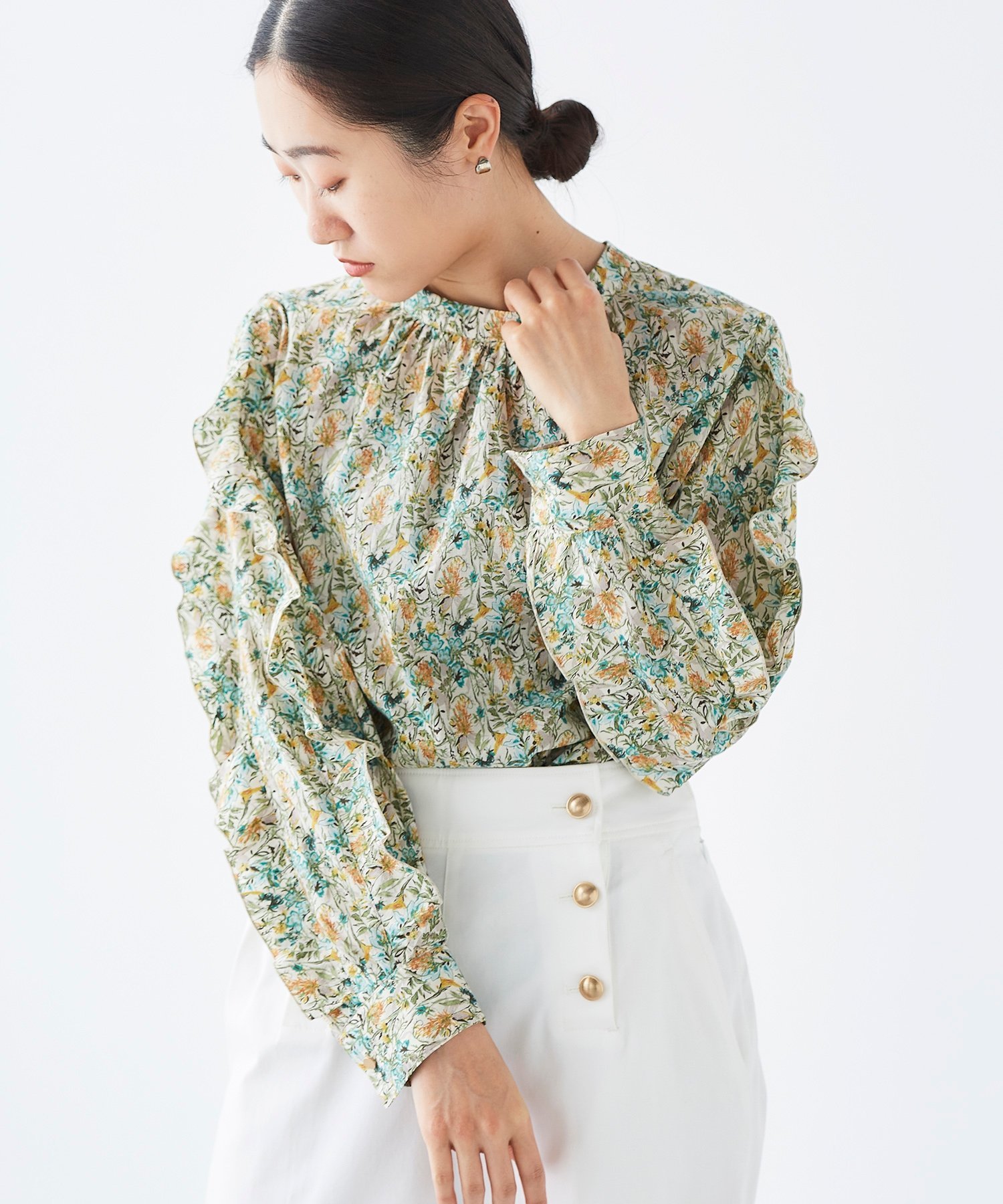 le.coeur blanc ＜手洗い可能＞Perle Peche フラワー柄スリーブフリルブラウス ルクールブラン トップス シャツ・ブラウス ブルー ピンク