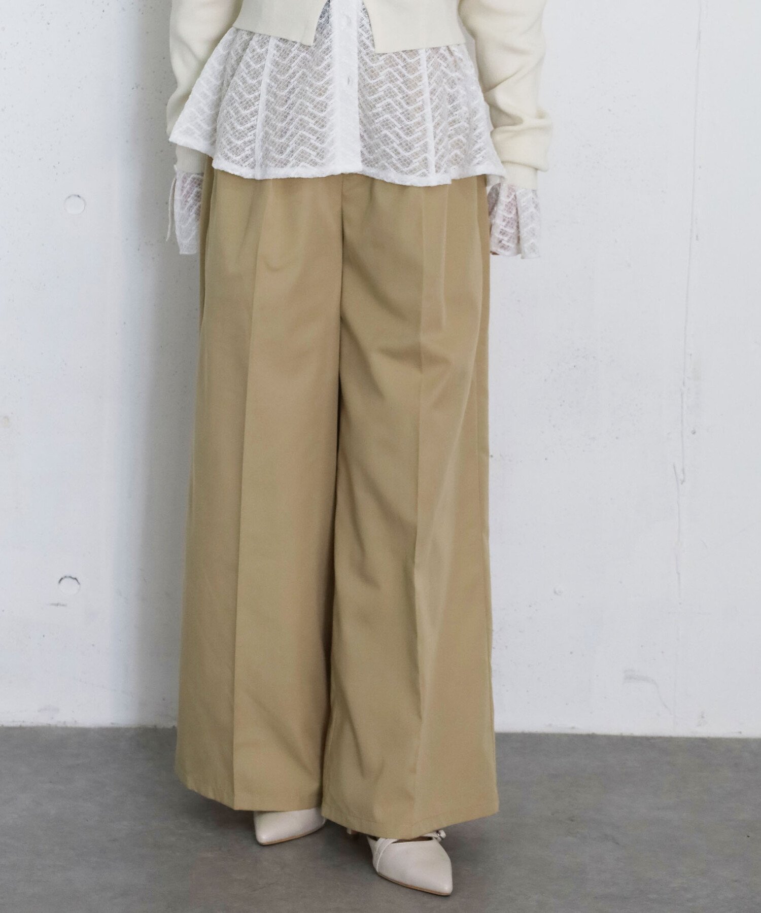 ベルト付きタックワイドチノパン アルシーヴ パンツ その他のパンツ ベージュ カーキグリーン