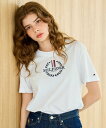 【SALE／15%OFF】TOMMY HILFIGER (U)TOMMY HILFIGER(トミーヒルフィガー) 【オンライン限定】HILFIGERリースTシャツ トミーヒルフィガー トップス カットソー・Tシャツ ホワイト ネイビー レッド【送料無料】