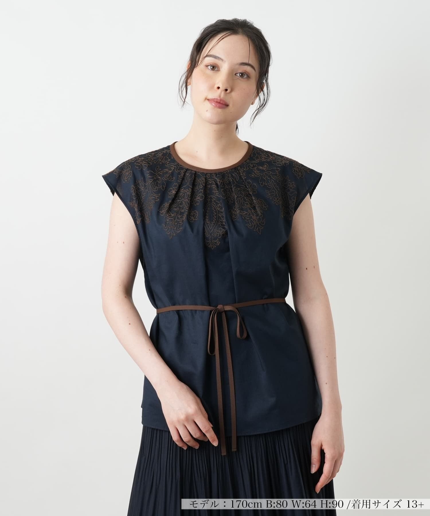 Leilian PLUS HOUSE 刺繍フレンチスリーブブラウス【BOURGE】 レリアン プラスハウス トップス シャツ・ブラウス ホワイト ネイビー