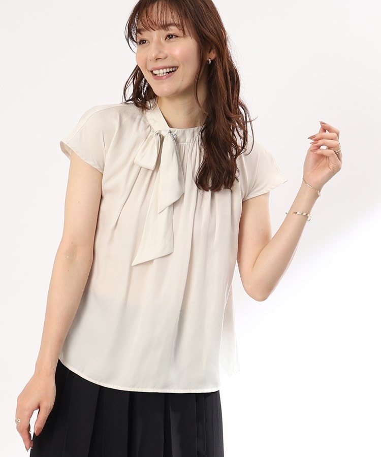 【SALE／65%OFF】ITS' DEMO 【オフィススタイル/2サイズ展開/アシメトリー/ビジューブローチ付き/微光沢】ナイルサテンボウタイブラウス イッツデモ トップス シャツ・ブラウス ホワイト グリーン ピンク パープルのサムネイル
