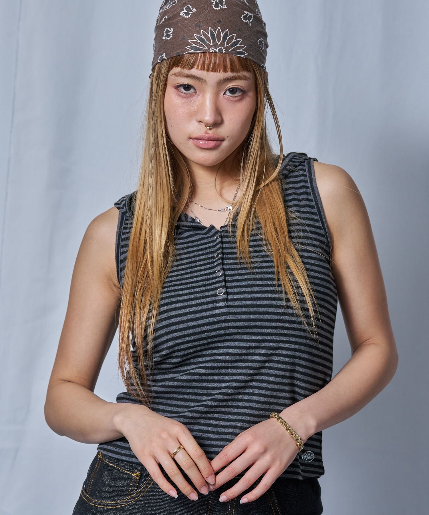 B ONE SOUL 【sqnz(エスキュンズ)】sqnz border hooded tank top / レディース タンクトップ フード ボーダー 刺繍 メタルプレート ナバル トップス ノースリーブ・タンクトップ ブラック ブルー【送料無料】