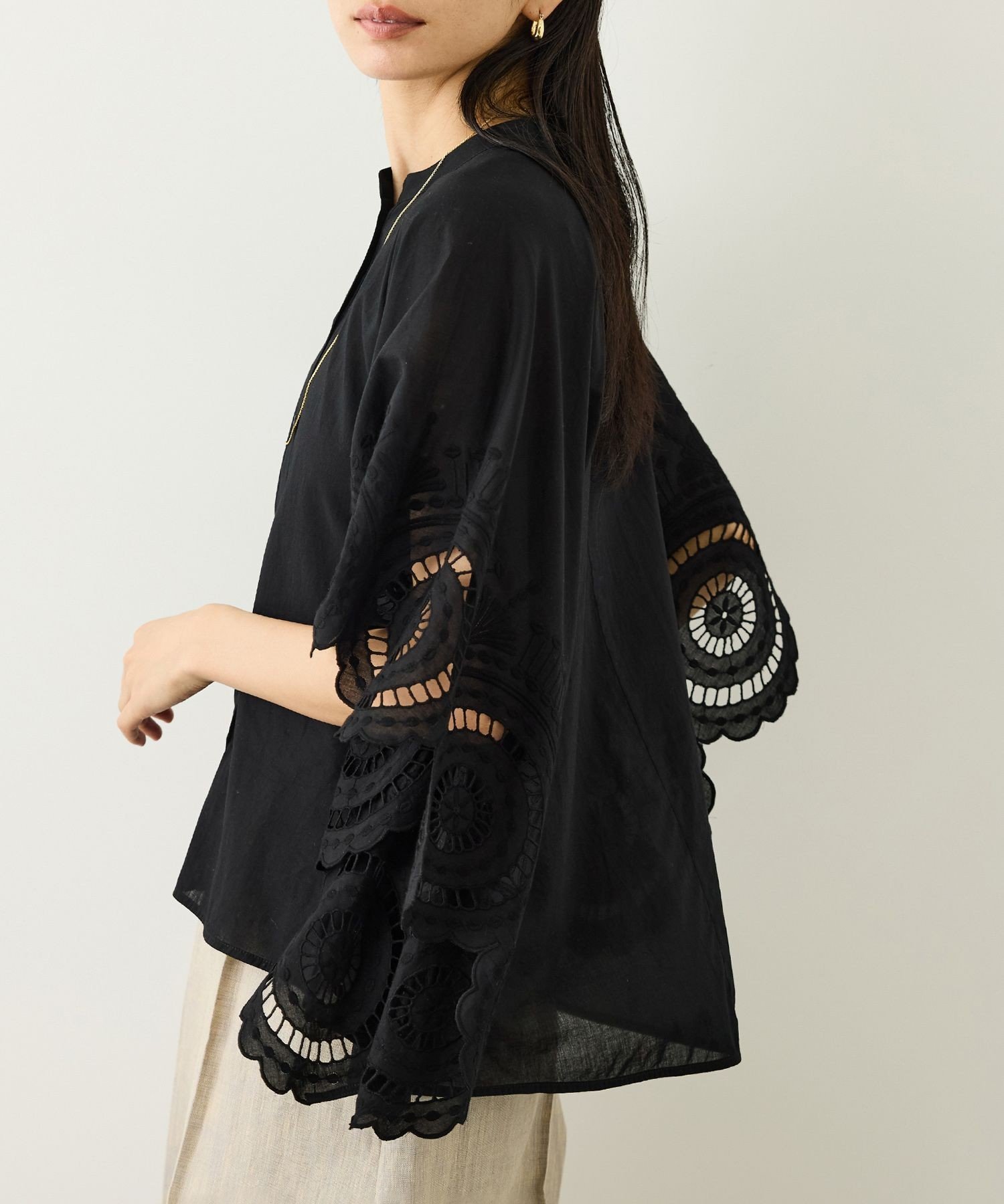 ' INDIAコットンボイルシフリー刺繍ケープ(ポンチョ)ブラウス/セットアップ対応・イージーケア ロペ トップス シャツ・ブラウス ホワイト ブラック