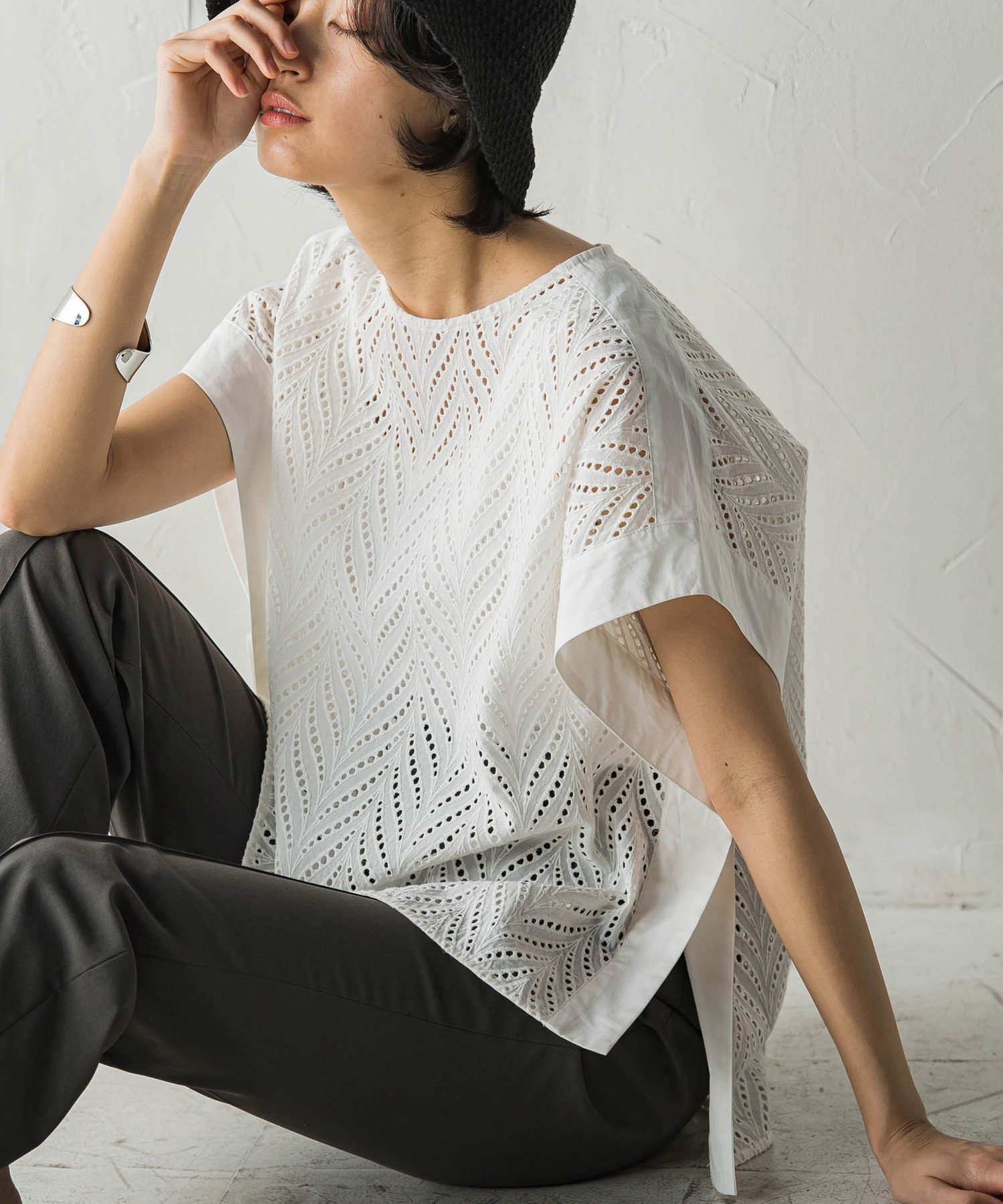 【SALE／50%OFF】MAYSON GREY リーフ刺繍ポンチョブラウス≪手洗い可能≫ メイソングレイ トップス シャツ・ブラウス ブラック ホワイト【送料無料】のサムネイル