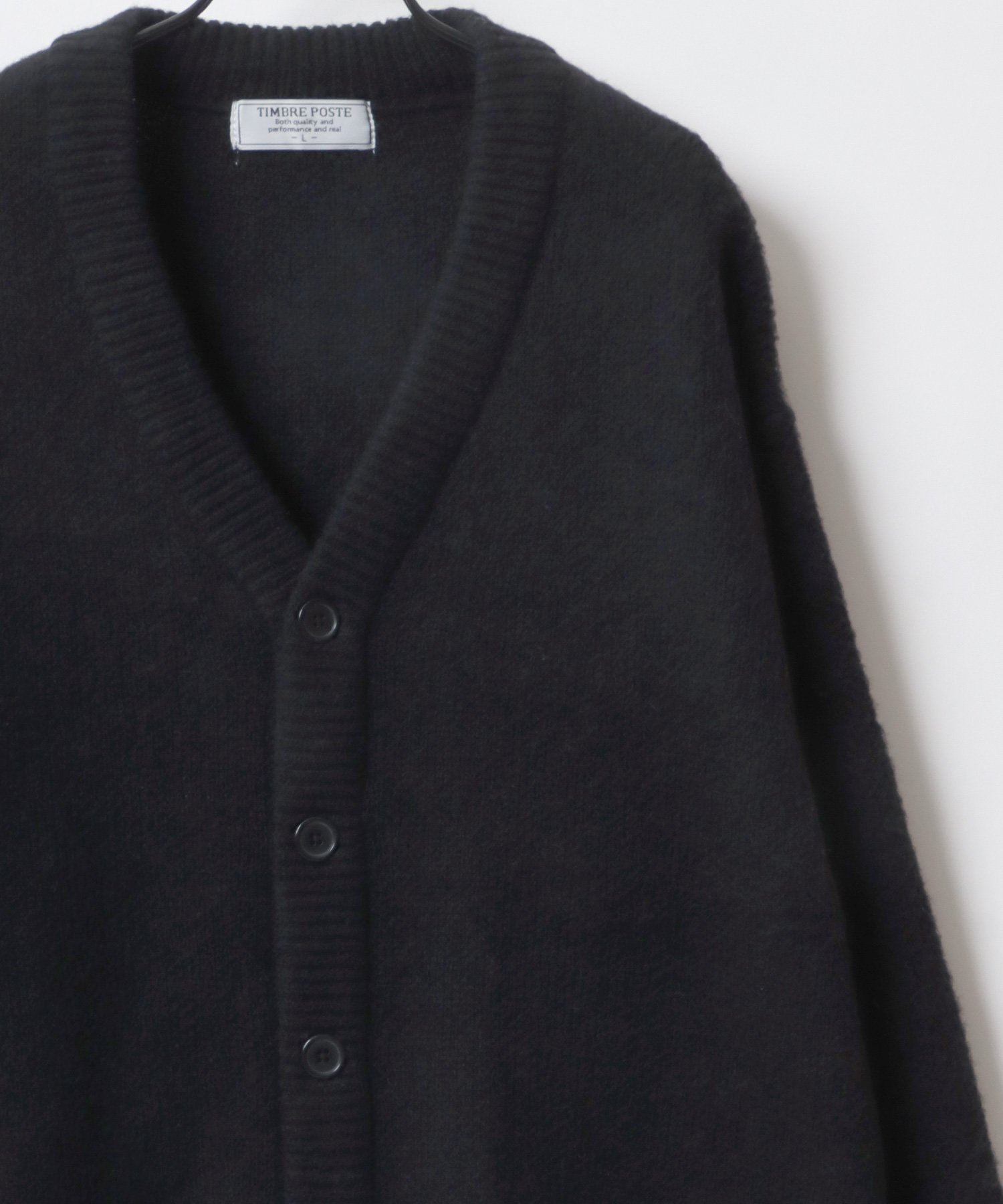 Lazar（ラザル）ニット カーディガン シャギーニット モヘア レディース メンズ 無地Oversize Mohair Touch Shaggy Knit Cardigan/オーバーサイズ モヘアタッチ シャギーニット カーディガン レディース メンズ2023 Autumn ＆ Winter New Item■素材毛羽立ちのあるふんわりとした糸を使用。モヘアのように柔らかく、優しい肌触りが心地良いセーターです。ニットならではのボリューム感と暖かみがあり、チクチク感がないのもポイント。伸縮性もあり、着用しやすく、デイリーユースやルームウェアとしても最適。■デザイントレンドのデザインとシルエットでヘビロテできる！モヘアライクに編み上げた暖かなニットカーディガン。フロントは程よく開いた定番のVネックなので、インナーとのレイヤードが楽しめる仕様です。ベーシックなカラーを用いた無地/チェック柄のニットは、カジュアルはもちろん、キレイめ、トラッドスタイルまで幅広くコーデに使えるユーティリティアイテム。ゆるっとルーズなサイジングがポイント。ワイドで抜け感のでるオーバーサイズシルエット、取り入れるだけで旬なストリートスタイルに。■コーディネートスウェットトレーナー、ハーフジップ、パーカー、ベスト、ロンTと共に、今期の人気アイテムとなるニットカーディガン。ビッグシルエットのダウンジャケットやダウンベスト、キルティングコート、ミリタリージャケット、オンブレチェックシャツ、ワイド系のカーゴパンツ、細身のスキニーパンツと合わた韓国系ストリートスタイルはオススメ。ルーズシルエットのスタジャンやコーチジャケット、マウンテンパーカー、トラックジャケット、ジャージ、ジョガーパンツ、スウェットパンツと合わせたスポーツMIX古着系スタイルも◎オーバーサイズのブルゾンやロングコート、ストライプシャツ、センタープレスパンツ、フレアパンツ、スラックスと合わせれば大人のキレイめカジュアルにも。定番のデニムジャケットやナイロンジャケット、デニムパンツ、チノパンなどのベーシックアイテムとも相性抜群。靴は、スニーカーはもちろん、ローファーやブーツのような革靴でもOK。バックパック、トートバッグ、ショルダーバッグ、キャップ、バケットハット、スマホショルダー、チェーンアクセなどの小物と合わせればワンランク上のコーデが完成。メンズ、レディースを問わず、ユニセックスで着用可能。ギフトやペアコーデにもオススメなアイテムです。モデル身長：183cm 着用サイズ:ブラック/L ベージュ/LL 他/M型番：114-228-0026-17-29 JS9590【採寸】サイズバストウエストヒップ肩幅袖丈着丈M120.0cm113.0cm104.0cm53.0cm56.0cm67.0cmL128.0cm123.0cm108.0cm56.0cm57.0cm69.0cmLL136.0cm133.0cm112.0cm59.0cm58.0cm71.0cm商品のサイズについて【商品詳細】中国素材：ポリエステル100%サイズ：M、L、LL手洗い可※画面上と実物では多少色具合が異なって見える場合もございます。ご了承ください。商品のカラーについて 【予約商品について】 ※「先行予約販売中」「予約販売中」をご注文の際は予約商品についてをご確認ください。Lazar（ラザル）ニット カーディガン シャギーニット モヘア レディース メンズ 無地Oversize Mohair Touch Shaggy Knit Cardigan/オーバーサイズ モヘアタッチ シャギーニット カーディガン レディース メンズ2023 Autumn ＆ Winter New Item■素材毛羽立ちのあるふんわりとした糸を使用。モヘアのように柔らかく、優しい肌触りが心地良いセーターです。ニットならではのボリューム感と暖かみがあり、チクチク感がないのもポイント。伸縮性もあり、着用しやすく、デイリーユースやルームウェアとしても最適。■デザイントレンドのデザインとシルエットでヘビロテできる！モヘアライクに編み上げた暖かなニットカーディガン。フロントは程よく開いた定番のVネックなので、インナーとのレイヤードが楽しめる仕様です。ベーシックなカラーを用いた無地/チェック柄のニットは、カジュアルはもちろん、キレイめ、トラッドスタイルまで幅広くコーデに使えるユーティリティアイテム。ゆるっとルーズなサイジングがポイント。ワイドで抜け感のでるオーバーサイズシルエット、取り入れるだけで旬なストリートスタイルに。■コーディネートスウェットトレーナー、ハーフジップ、パーカー、ベスト、ロンTと共に、今期の人気アイテムとなるニットカーディガン。ビッグシルエットのダウンジャケットやダウンベスト、キルティングコート、ミリタリージャケット、オンブレチェックシャツ、ワイド系のカーゴパンツ、細身のスキニーパンツと合わた韓国系ストリートスタイルはオススメ。ルーズシルエットのスタジャンやコーチジャケット、マウンテンパーカー、トラックジャケット、ジャージ、ジョガーパンツ、スウェットパンツと合わせたスポーツMIX古着系スタイルも◎オーバーサイズのブルゾンやロングコート、ストライプシャツ、センタープレスパンツ、フレアパンツ、スラックスと合わせれば大人のキレイめカジュアルにも。定番のデニムジャケットやナイロンジャケット、デニムパンツ、チノパンなどのベーシックアイテムとも相性抜群。靴は、スニーカーはもちろん、ローファーやブーツのような革靴でもOK。バックパック、トートバッグ、ショルダーバッグ、キャップ、バケットハット、スマホショルダー、チェーンアクセなどの小物と合わせればワンランク上のコーデが完成。メンズ、レディースを問わず、ユニセックスで着用可能。ギフトやペアコーデにもオススメなアイテムです。モデル身長：183cm 着用サイズ:ブラック/L ベージュ/LL 他/M型番：114-228-0026-17-29 JS9590【採寸】サイズバストウエストヒップ肩幅袖丈着丈M120.0cm113.0cm104.0cm53.0cm56.0cm67.0cmL128.0cm123.0cm108.0cm56.0cm57.0cm69.0cmLL136.0cm133.0cm112.0cm59.0cm58.0cm71.0cm商品のサイズについて【商品詳細】中国素材：ポリエステル100%サイズ：M、L、LL手洗い可※画面上と実物では多少色具合が異なって見える場合もございます。ご了承ください。商品のカラーについて 【予約商品について】 ※「先行予約販売中」「予約販売中」をご注文の際は予約商品についてをご確認ください。■重要なお知らせ※ 当店では、ギフト配送サービス及びラッピングサービスを行っておりません。ご注文者様とお届け先が違う場合でも、タグ（値札）付「納品書 兼 返品連絡票」同梱の状態でお送り致しますのでご了承ください。 ラッピング・ギフト配送について※ 2点以上ご購入の場合、全ての商品が揃い次第一括でのお届けとなります。お届け予定日の異なる商品をお買い上げの場合はご注意下さい。お急ぎの商品がございましたら分けてご購入いただきますようお願い致します。発送について ※ 買い物カートに入れるだけでは在庫確保されませんのでお早めに購入手続きをしてください。当店では在庫を複数サイトで共有しているため、同時にご注文があった場合、売切れとなってしまう事がございます。お手数ですが、ご注文後に当店からお送りする「ご注文内容の確認メール」をご確認ください。ご注文の確定について ※ Rakuten Fashionの商品ページに記載しているメーカー希望小売価格は、楽天市場「商品価格ナビ」に登録されている価格に準じています。 商品の価格についてLazarLazarのカーディガントップスご注文・お届けについて発送ガイドラッピンググッズ3,980円以上送料無料ご利用ガイド