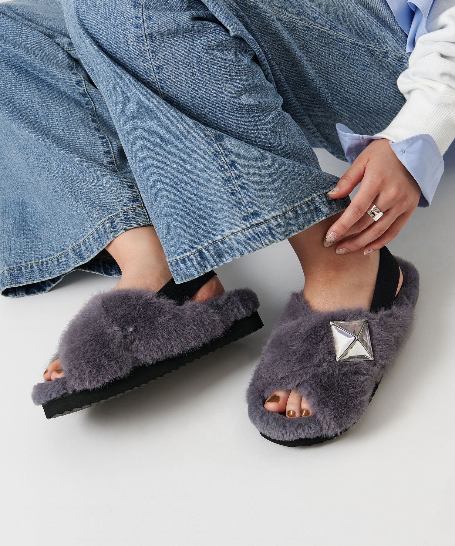 【SALE／55%OFF】UNITED ARROWS フェイクファークロス ビジュー サンダル ユナイテッドアローズ シューズ・靴 サンダル グレー ブラック【送料無料】