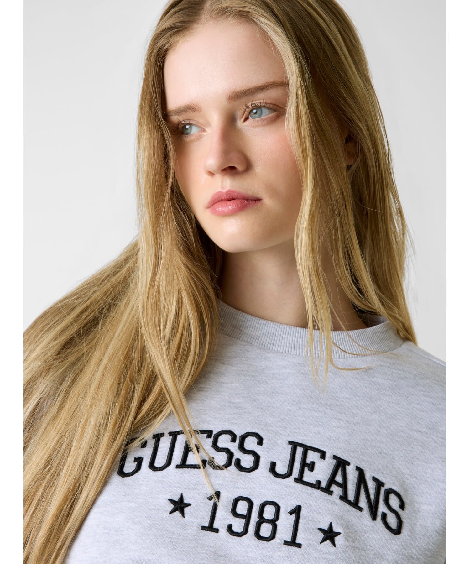 GUESS JEANS スウェット (W)EMB Cropped Crew ゲス トップス スウェット・トレーナー グレー