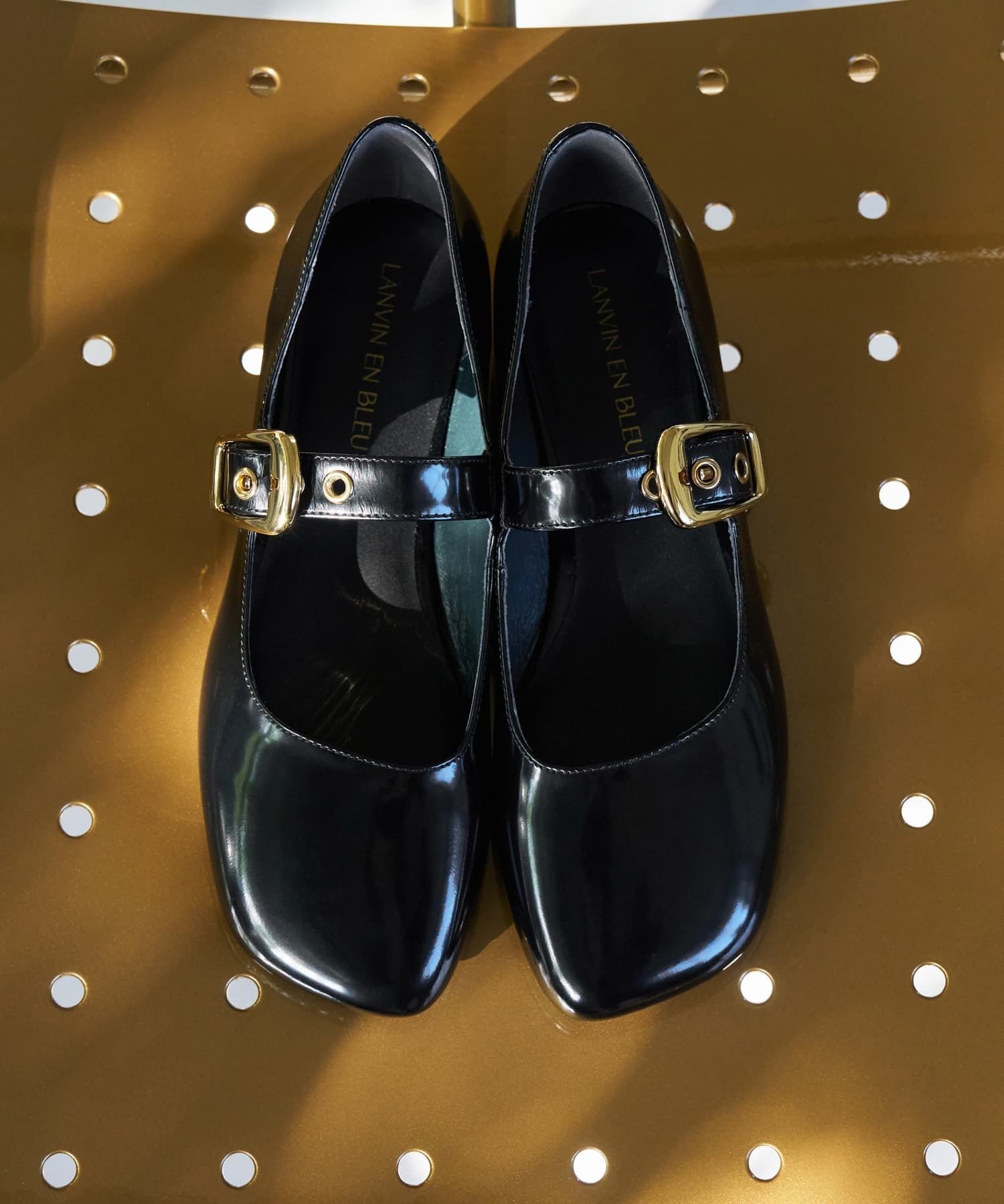 LANVIN en Bleu バックルベルトパンプス ランバンオンブルー シューズ・靴 その他のシューズ・靴 ホワイト ブラウン ブラック【送料無料】