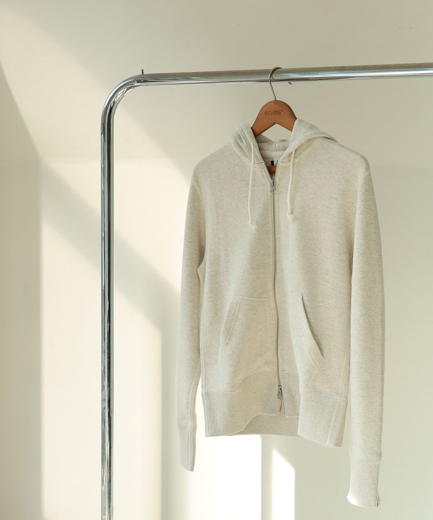 BEAMS PLUS 【ビームスの百名品】LOOPWHEELER BEAMS PLUS / 別注 Slim Zip Sweat Hoody ビームス メン トップス パーカー フーディー ホワイト グレー ネイビー【送料無料】