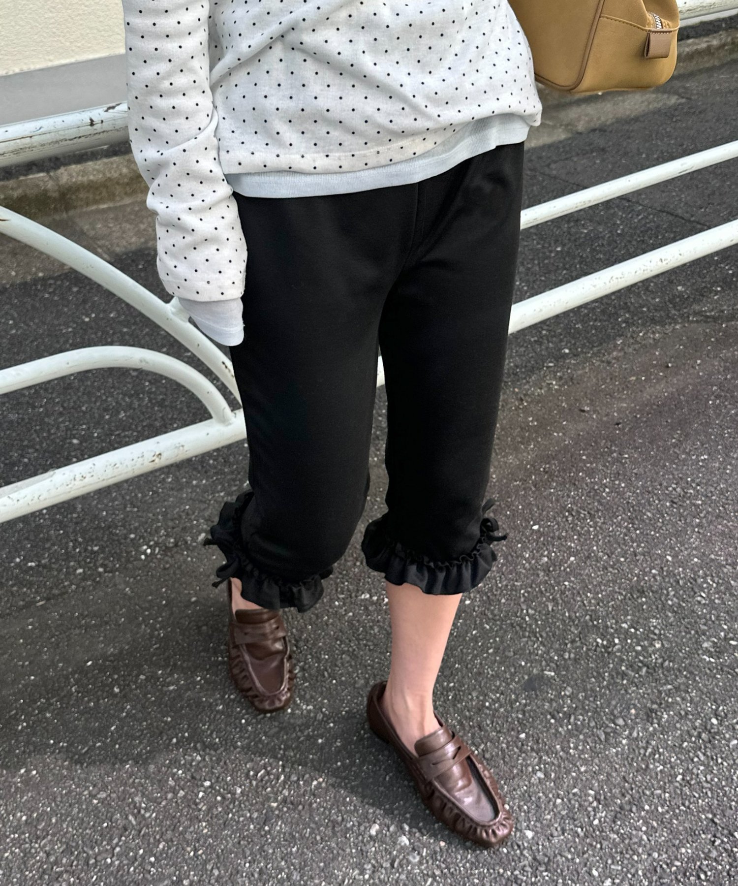 Discoat 【umm.】裾フリルバイカーパンツ ディスコート パンツ その他のパンツ ブラック グレー【送料無料】