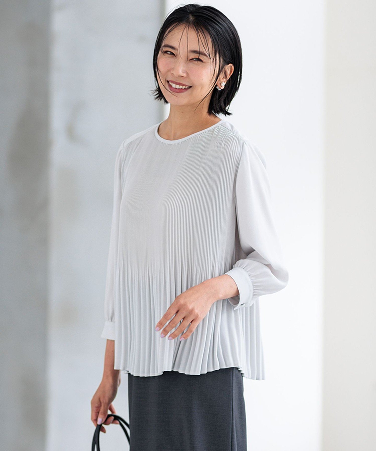 23区 S 【洗える】ライトバックサテンアムンゼン プリーツ ブラウス ニジュウサンク トップス シャツ・ブラウス グレー ホワイト ネイビー